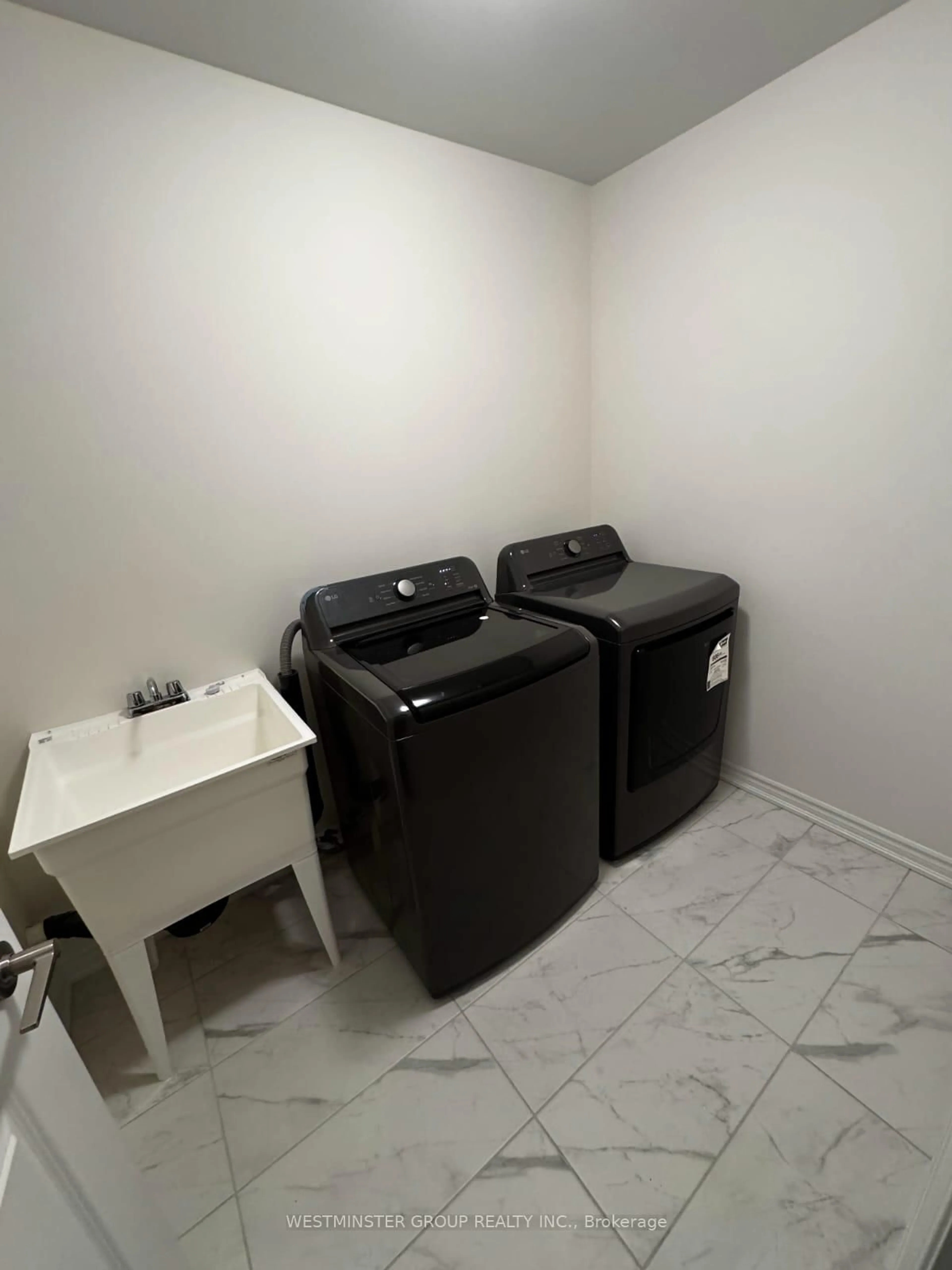 Laundry room for 18 Gemini Dr, Barrie Ontario L9S 2Z4