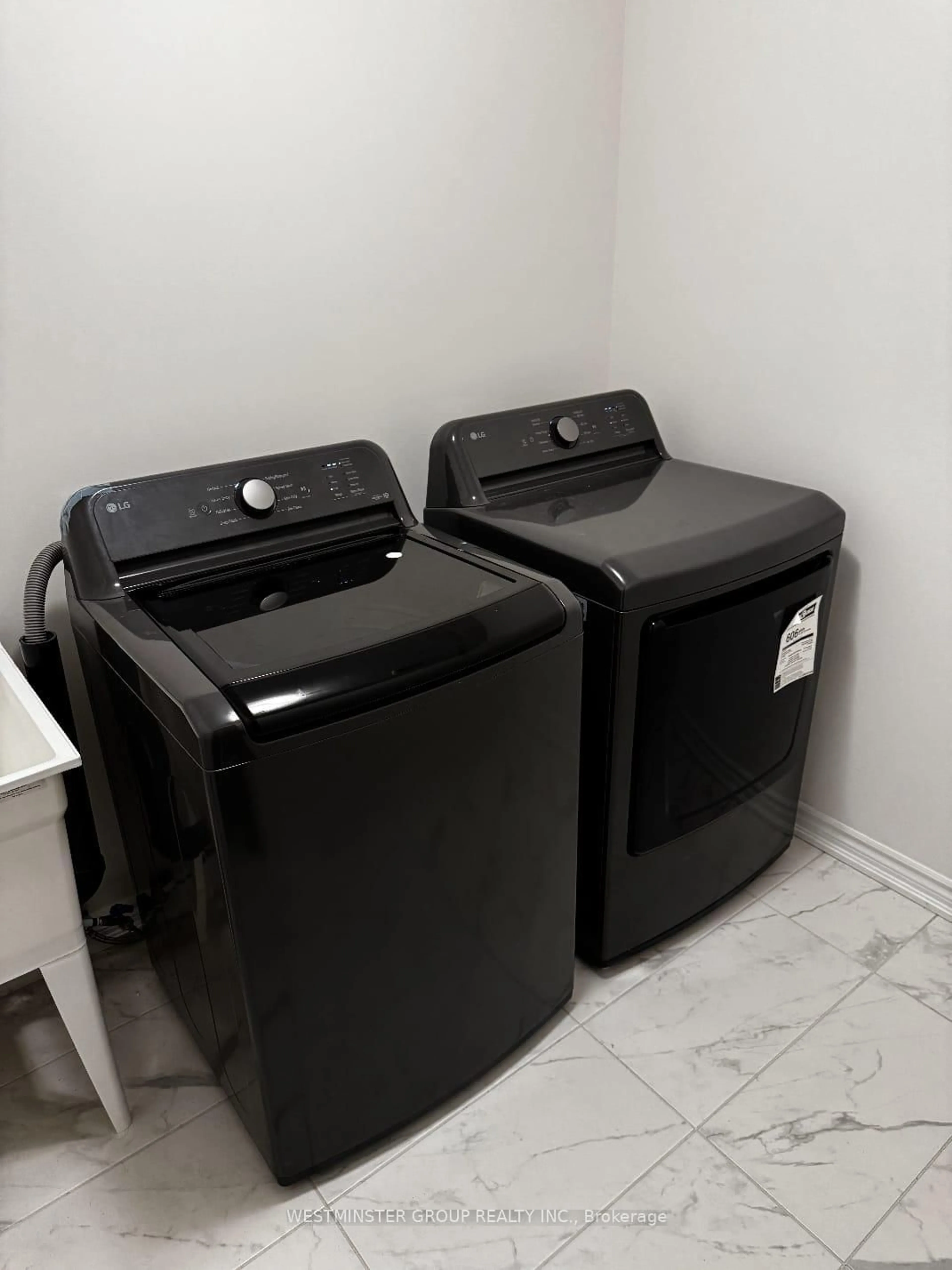 Laundry room for 18 Gemini Dr, Barrie Ontario L9S 2Z4