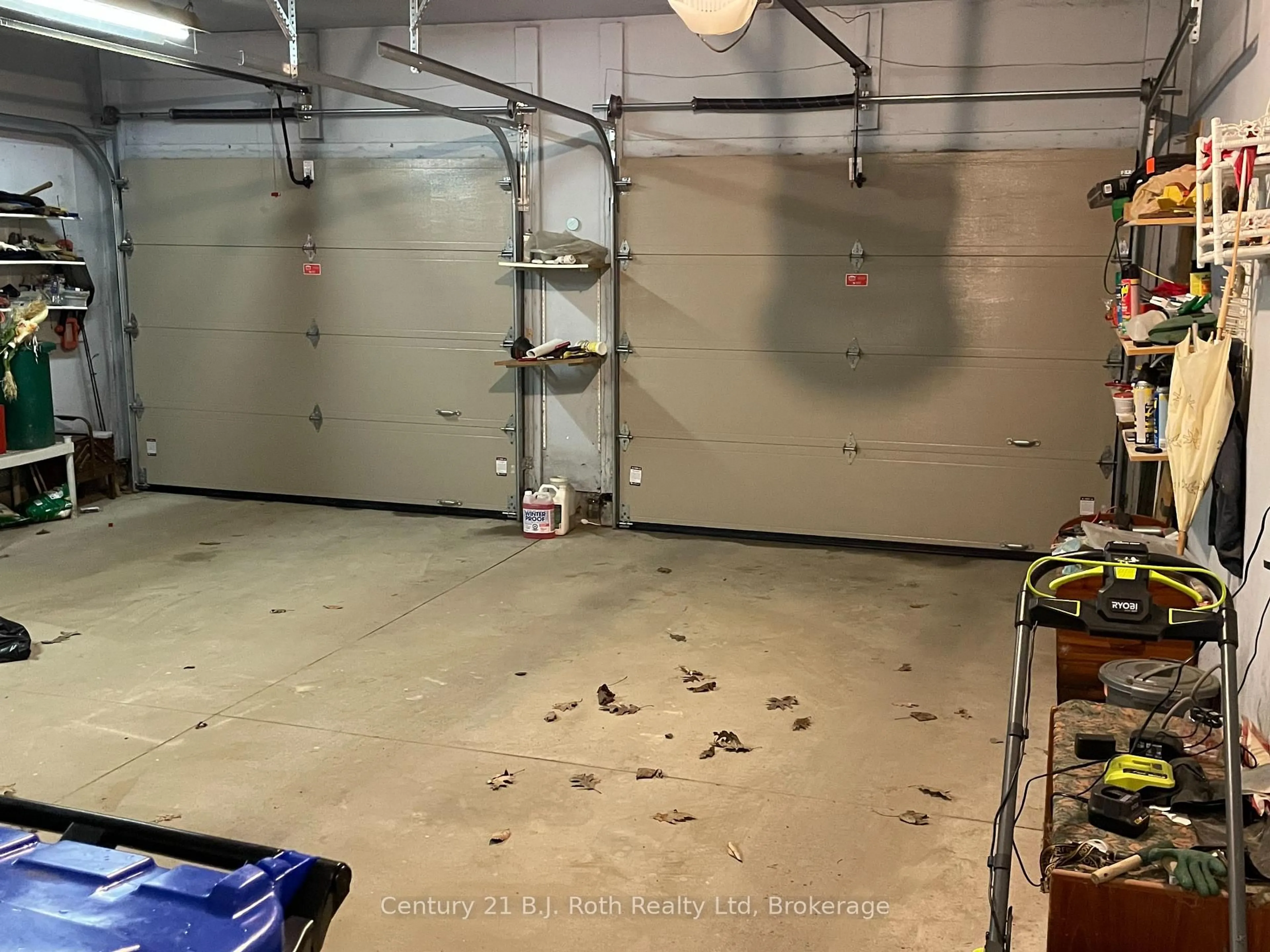 Indoor garage for 94 Maria St, Penetanguishene Ontario L9M 2H8