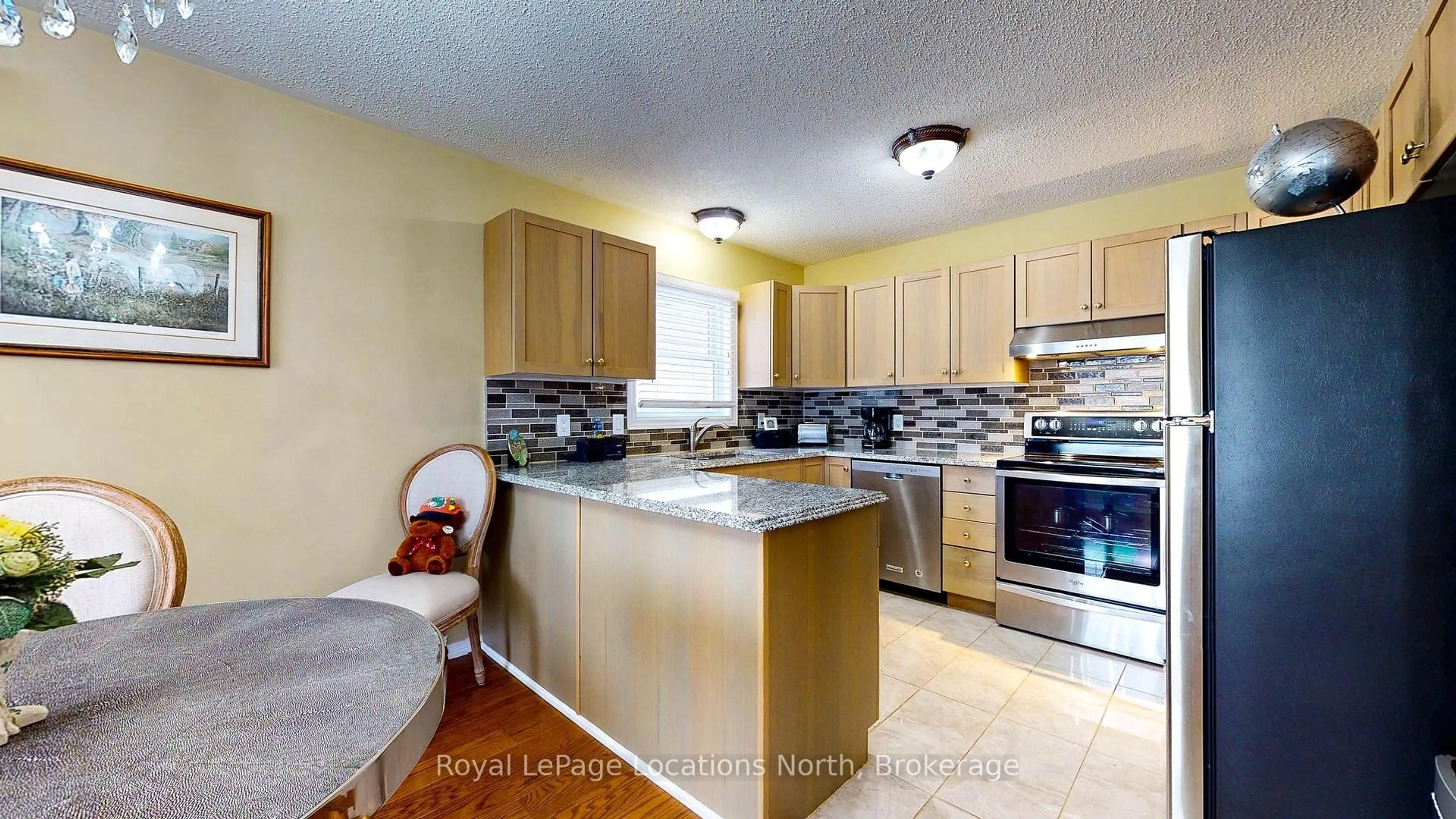 Standard kitchen, ceramic/tile floor for 25 St. James Pl, Wasaga Beach Ontario L9Z 3A8
