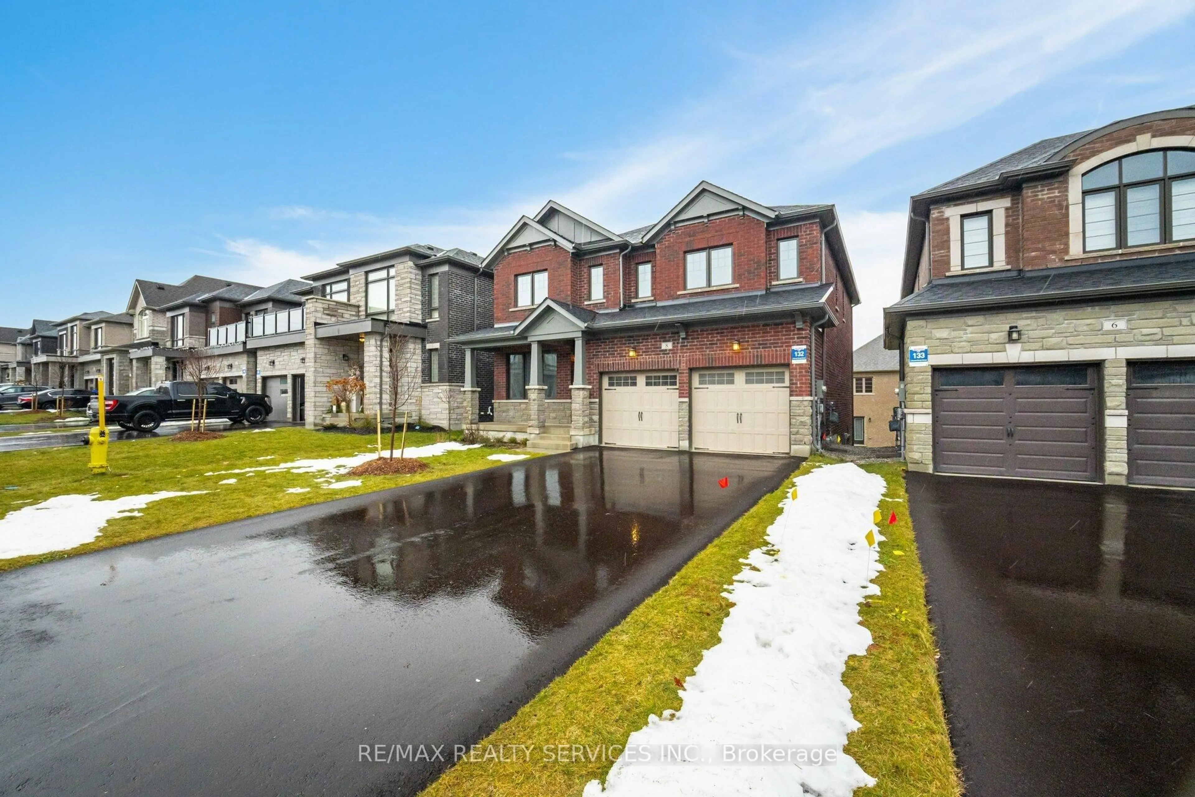 A pic from outside/outdoor area/front of a property/back of a property/a pic from drone, street for 8 Sweet Cecily St, Springwater Ontario L9X 2C7