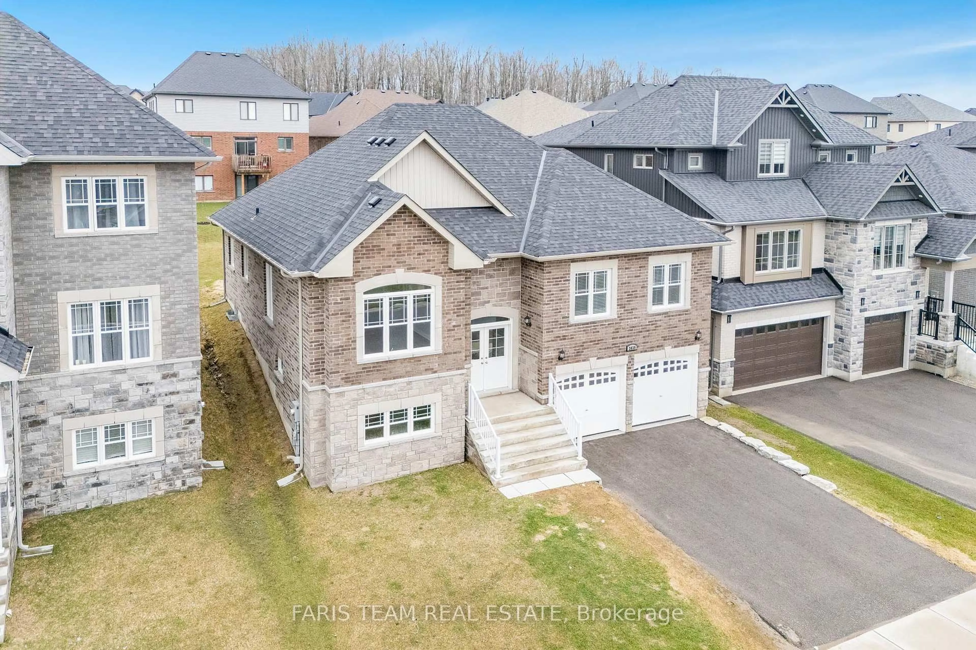 A pic from outside/outdoor area/front of a property/back of a property/a pic from drone, street for 3039 Sierra Dr, Orillia Ontario L3V 8L9