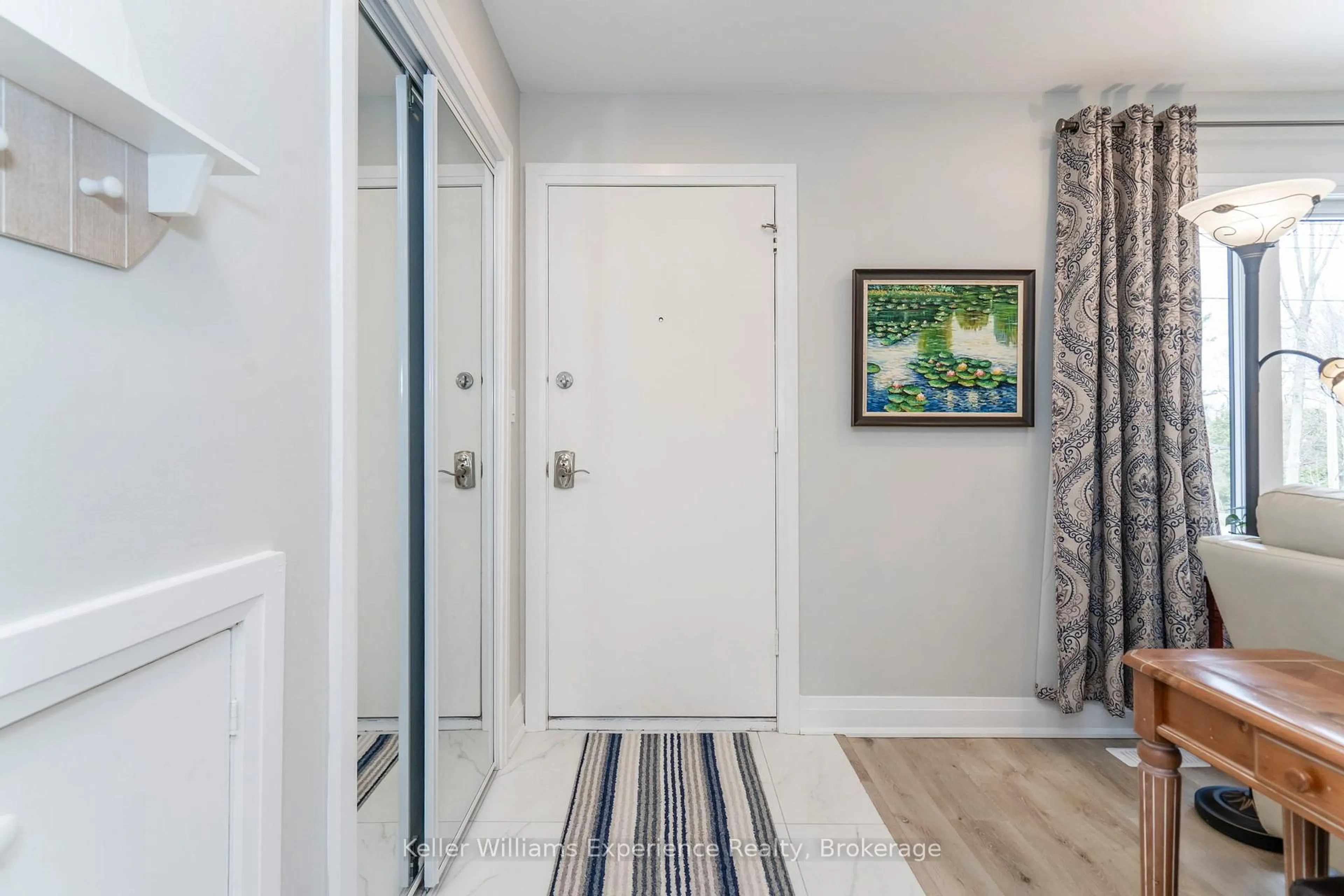 Indoor entryway for 857 Victoria St, Midland Ontario L4R 1B7