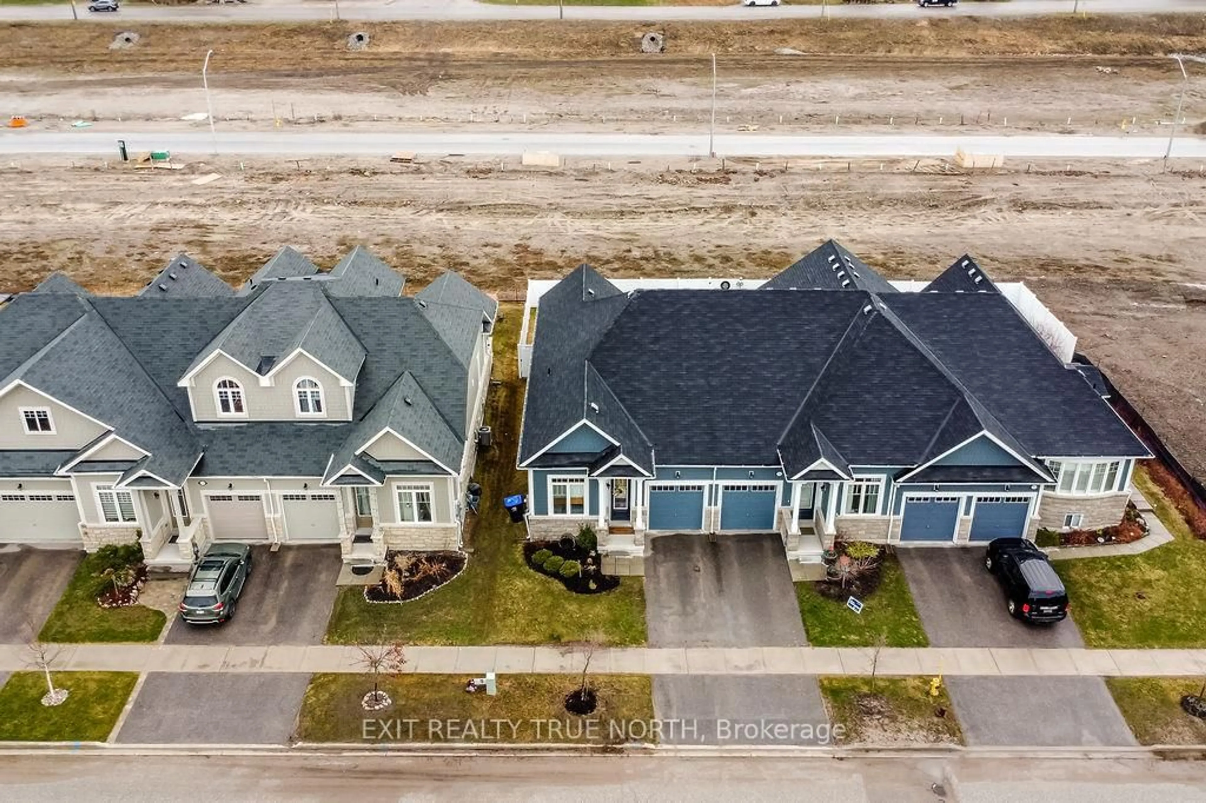 A pic from outside/outdoor area/front of a property/back of a property/a pic from drone, street for 592 Bayport Blvd, Midland Ontario L4R 0G4