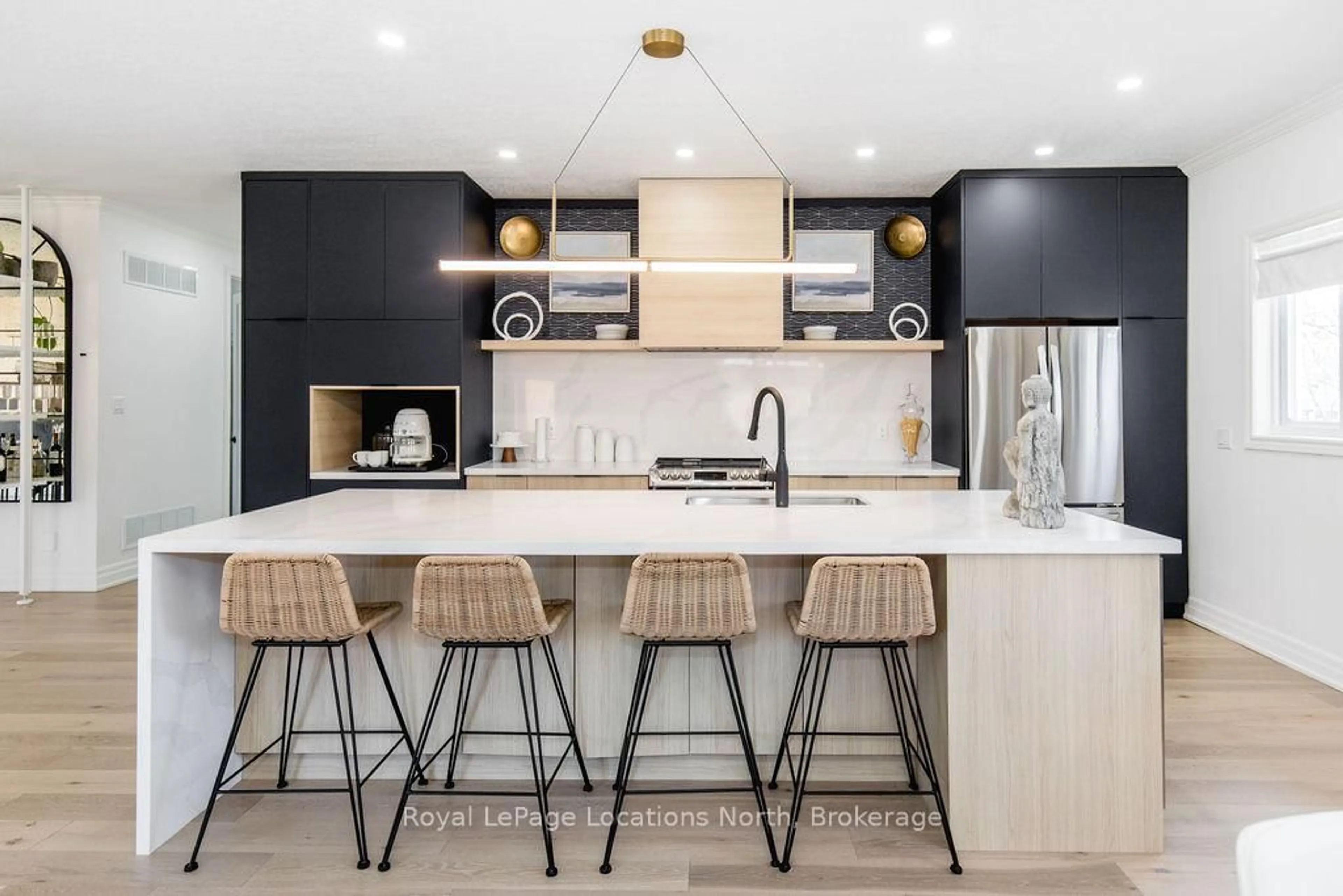 Contemporary kitchen, unknown for 256 OLD MOSLEY St, Wasaga Beach Ontario L9Z 2J2