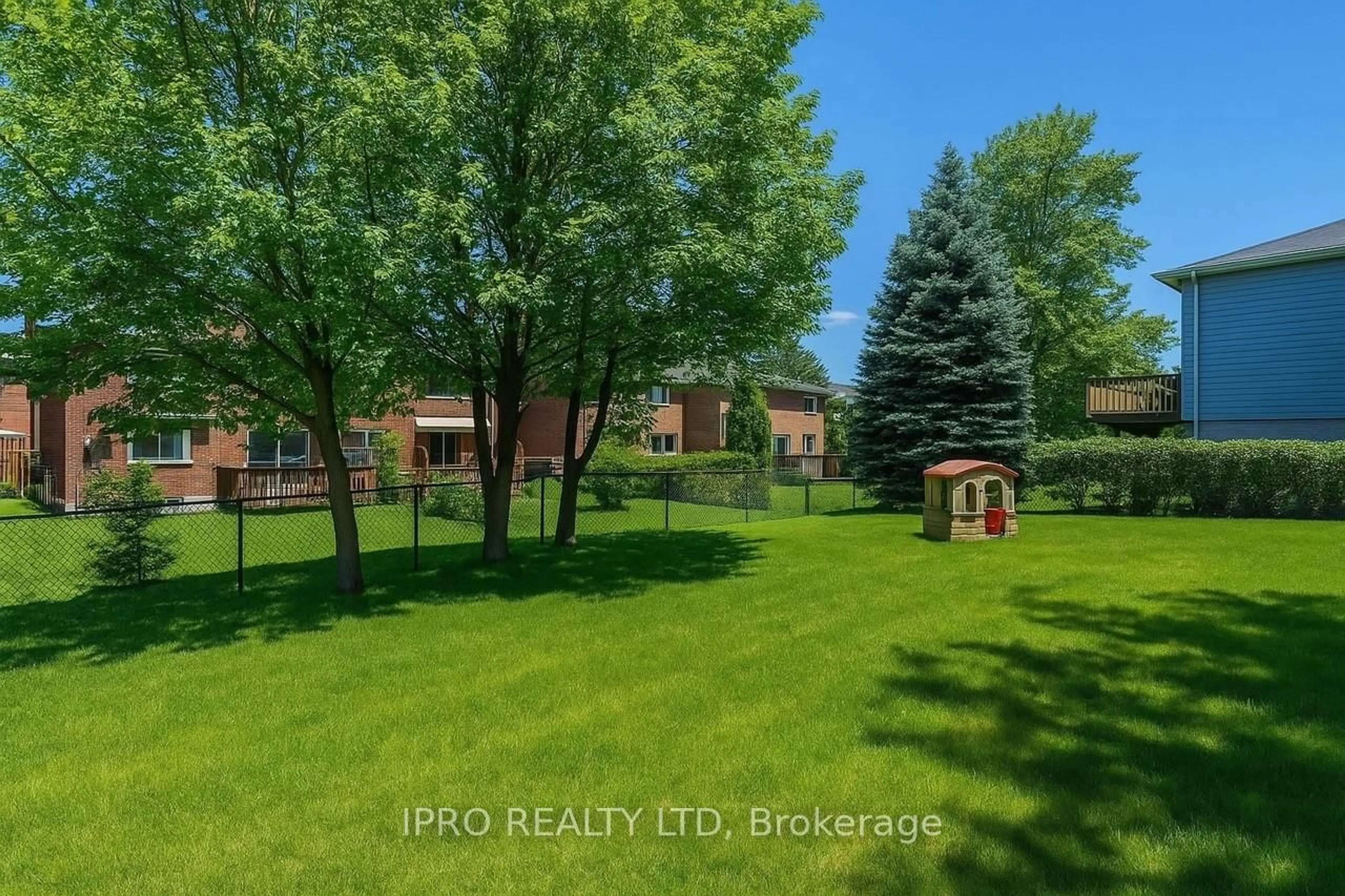 A pic from outside/outdoor area/front of a property/back of a property/a pic from drone, unknown for 19 Reid Cres, Collingwood Ontario L9Y 4J9