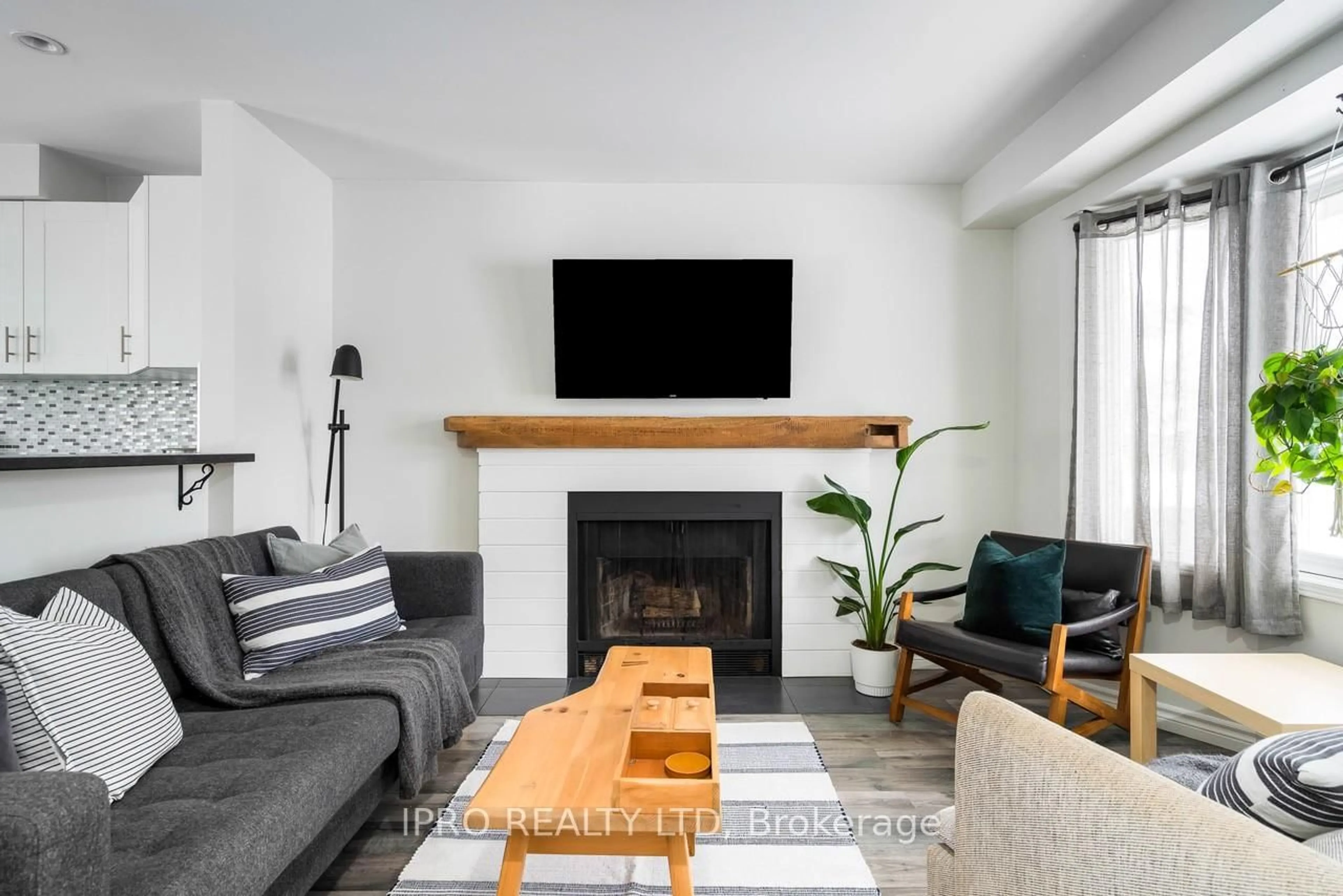 Living room with furniture, wood/laminate floor for 19 Reid Cres, Collingwood Ontario L9Y 4J9