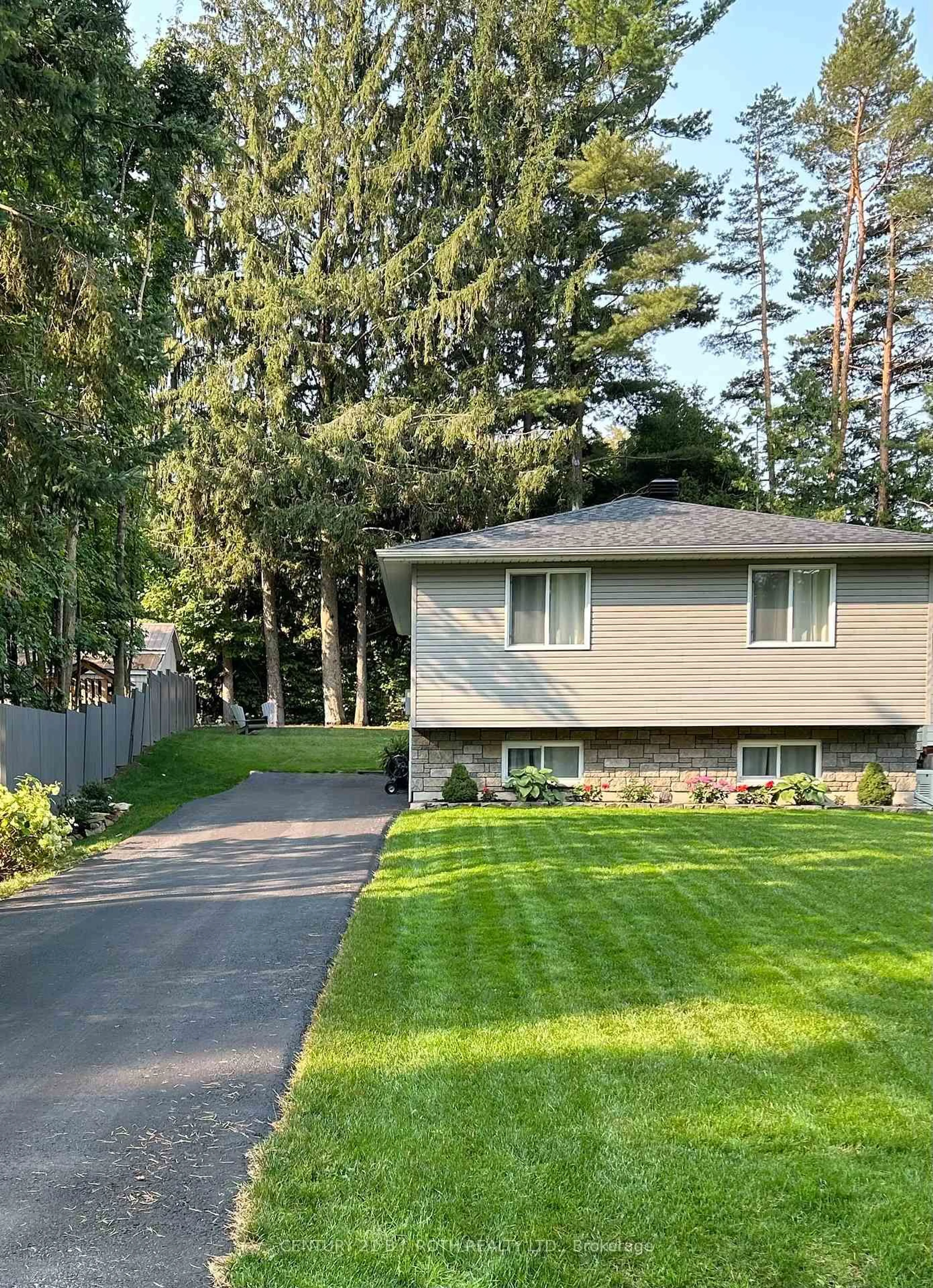 Home with vinyl exterior material, street for 3324 Knight Ave, Severn Ontario L3V 0V9