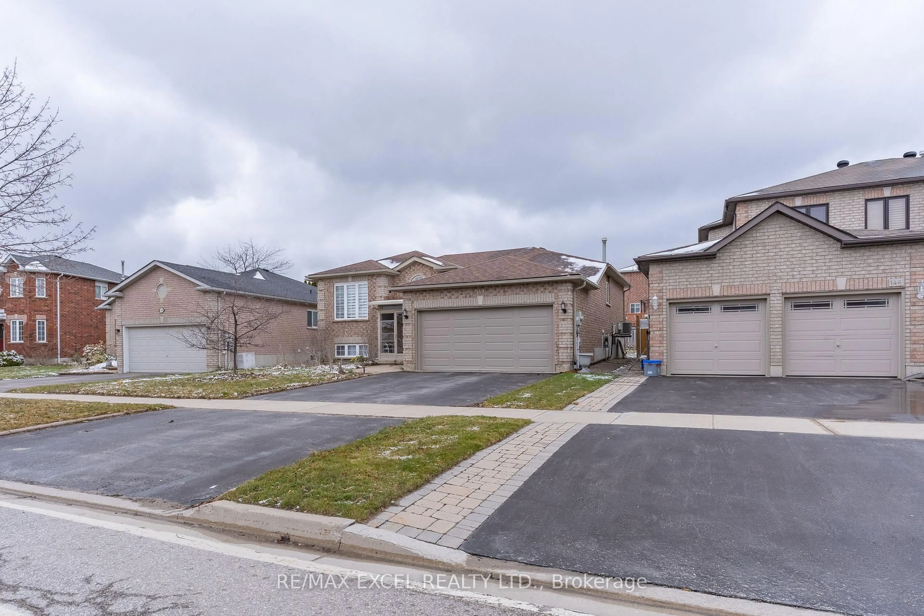 A pic from outside/outdoor area/front of a property/back of a property/a pic from drone, street for 148 Marsellus Dr, Barrie Ontario L4N 0E1