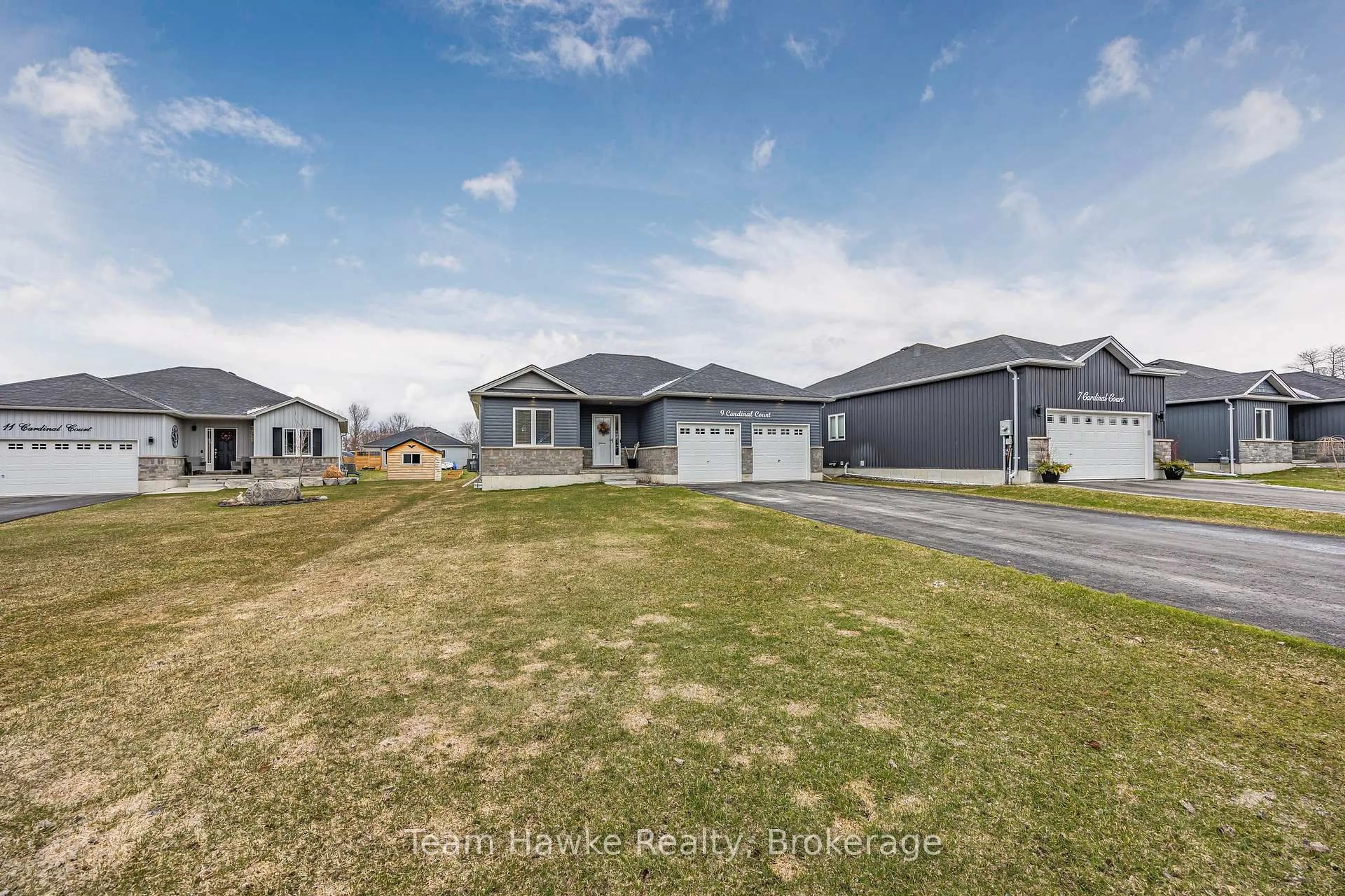 A pic from outside/outdoor area/front of a property/back of a property/a pic from drone, street for 9 Cardinal Crt, Tay Ontario L0K 2A0