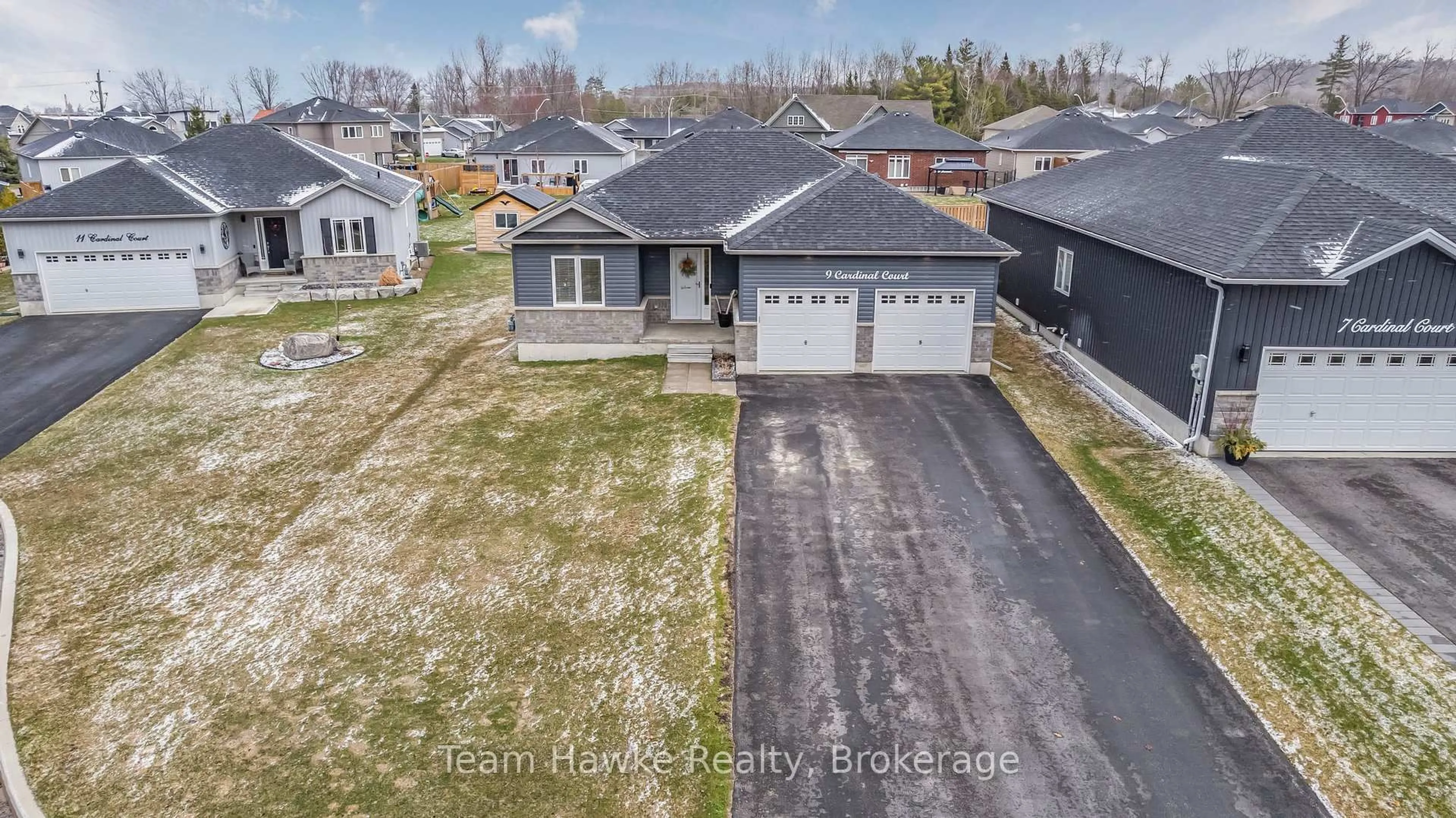 A pic from outside/outdoor area/front of a property/back of a property/a pic from drone, street for 9 Cardinal Crt, Tay Ontario L0K 2A0