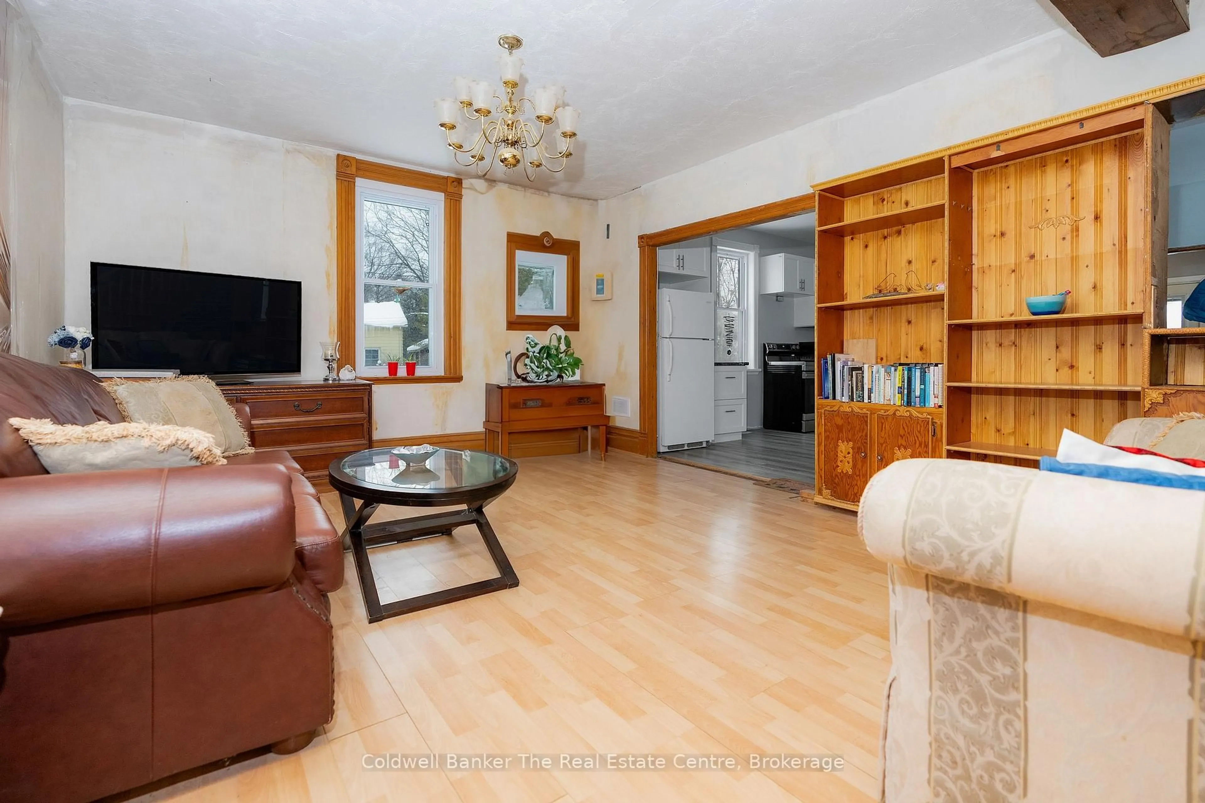 Living room with furniture, wood/laminate floor for 24 Elizabeth St, Clearview Ontario L0M 1G0