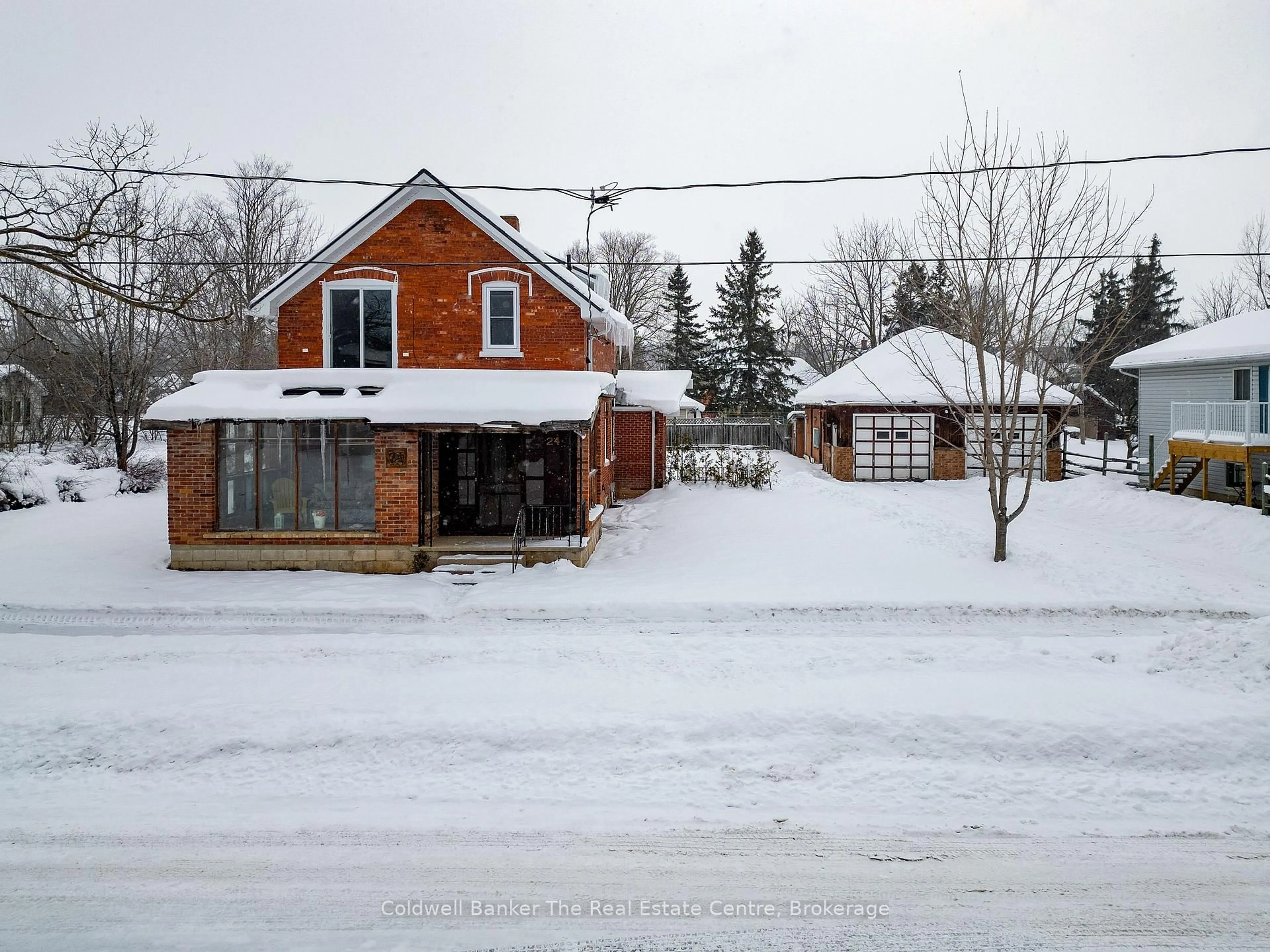 A pic from outside/outdoor area/front of a property/back of a property/a pic from drone, street for 24 Elizabeth St, Clearview Ontario L0M 1G0