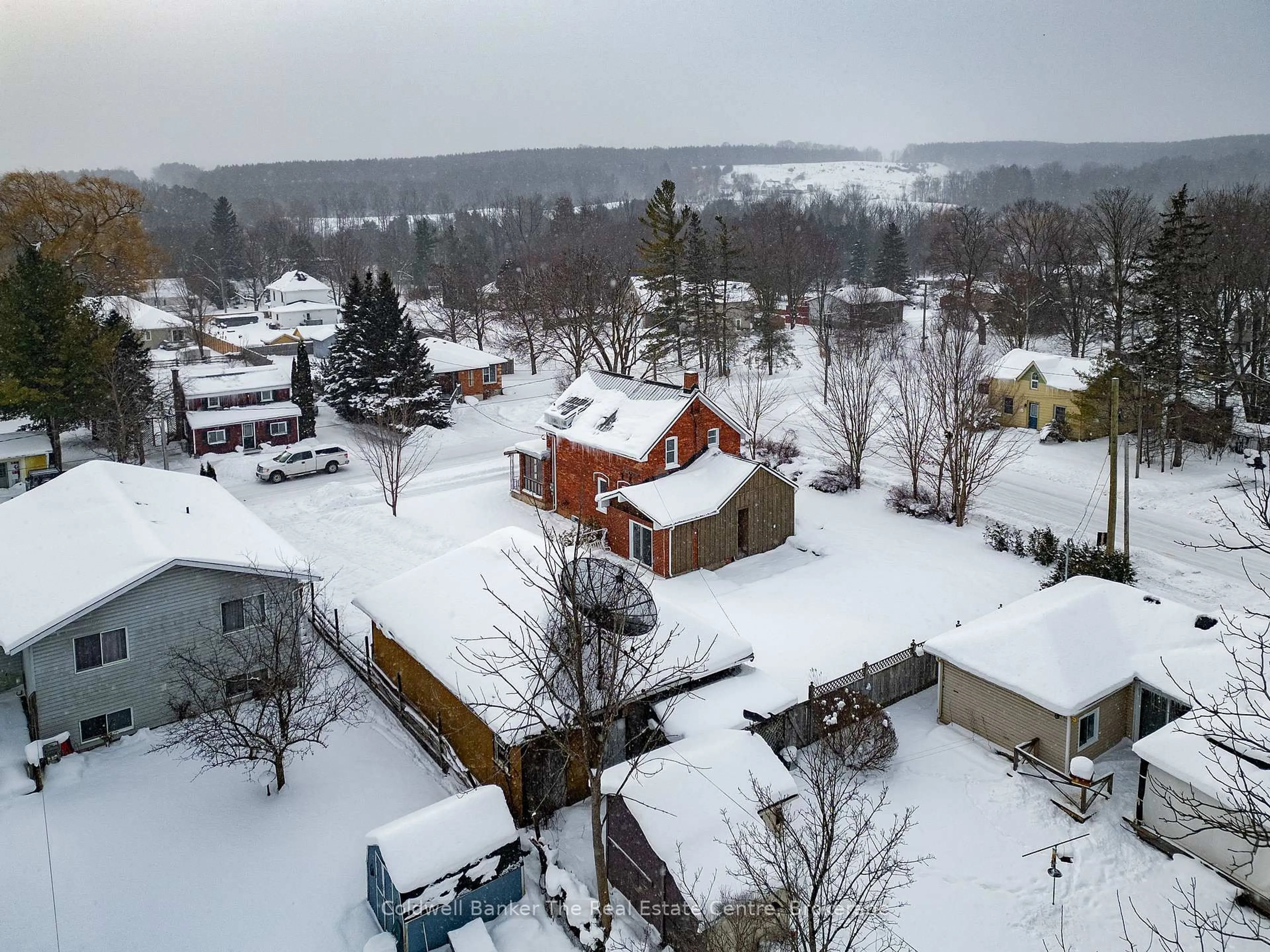 A pic from outside/outdoor area/front of a property/back of a property/a pic from drone, unknown for 24 Elizabeth St, Clearview Ontario L0M 1G0