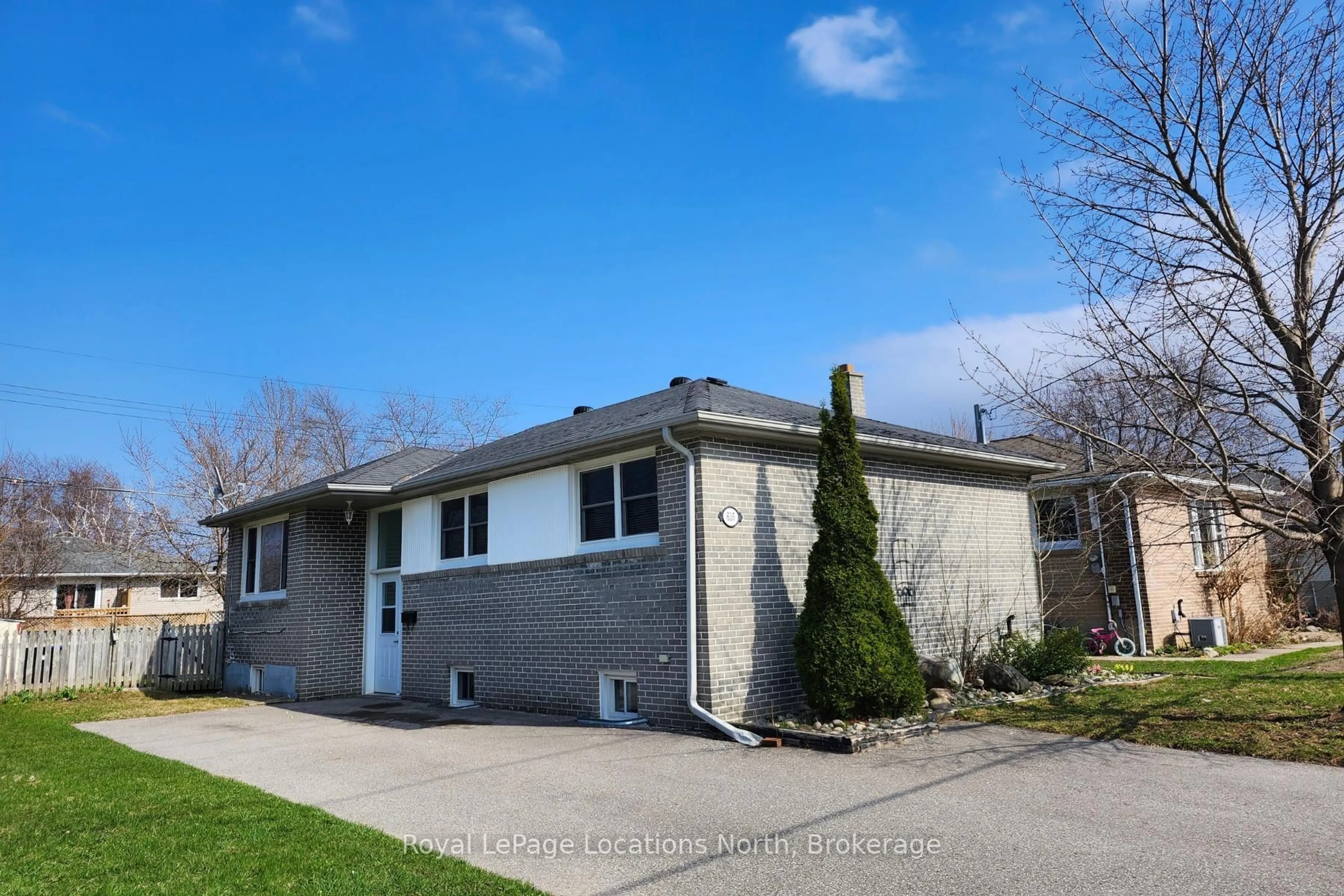 Home with vinyl exterior material, street for 635 Oak St, Collingwood Ontario L9Y 2Z7