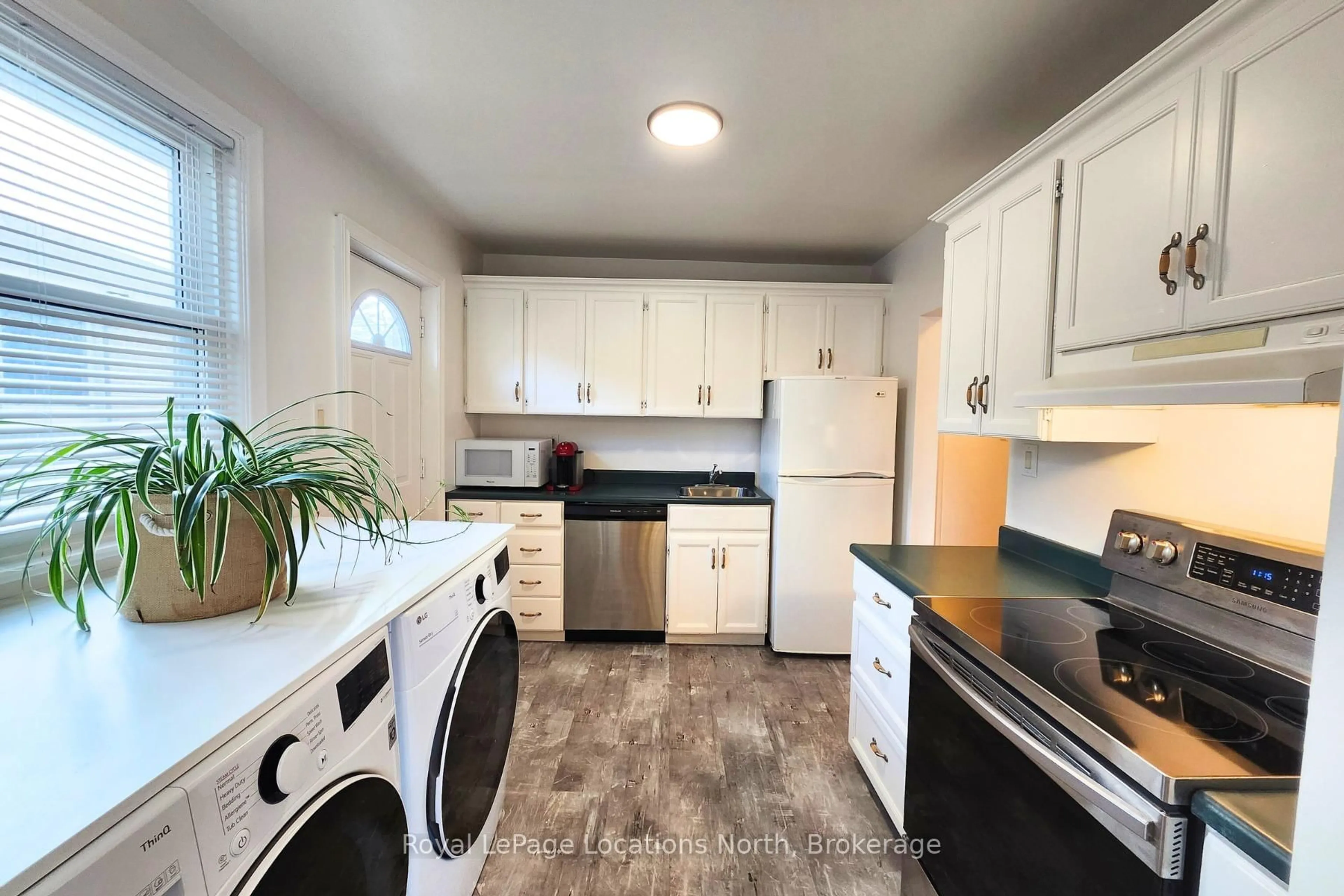 Kitchen with laundary machines, unknown for 635 Oak St, Collingwood Ontario L9Y 2Z7