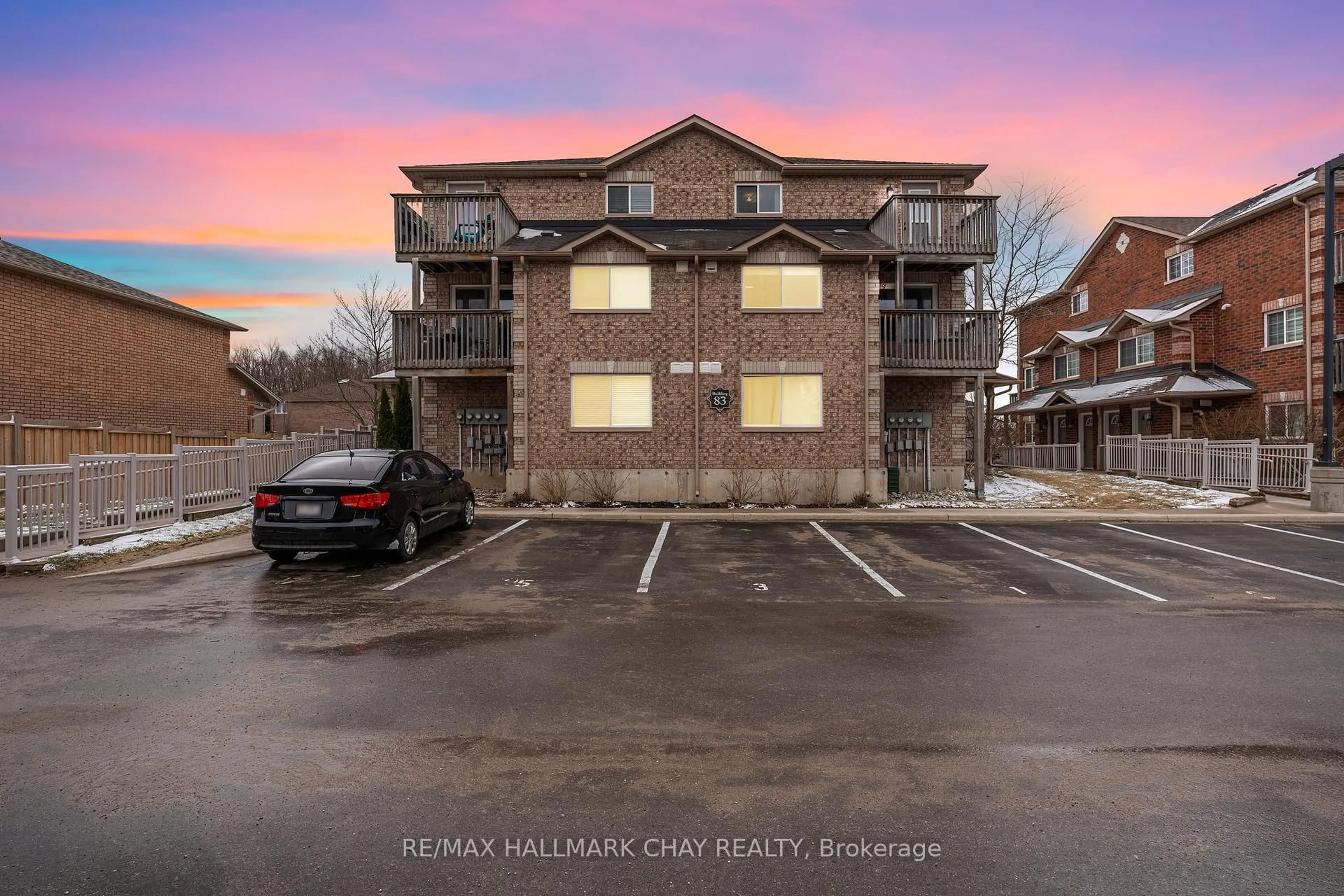 A pic from outside/outdoor area/front of a property/back of a property/a pic from drone, building for 83 Goodwin Dr #6, Barrie Ontario L4N 5Z8