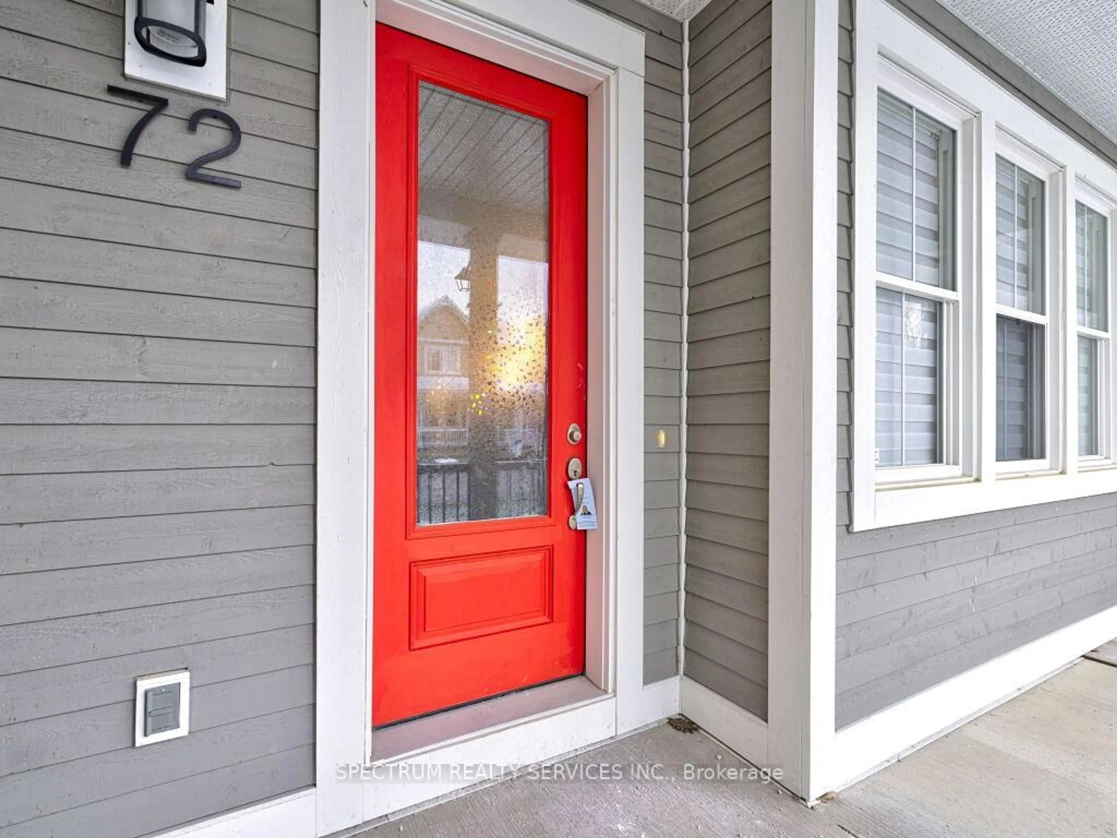 Indoor entryway for 72 Discovery Tr #10, Midland Ontario L4R 0H4