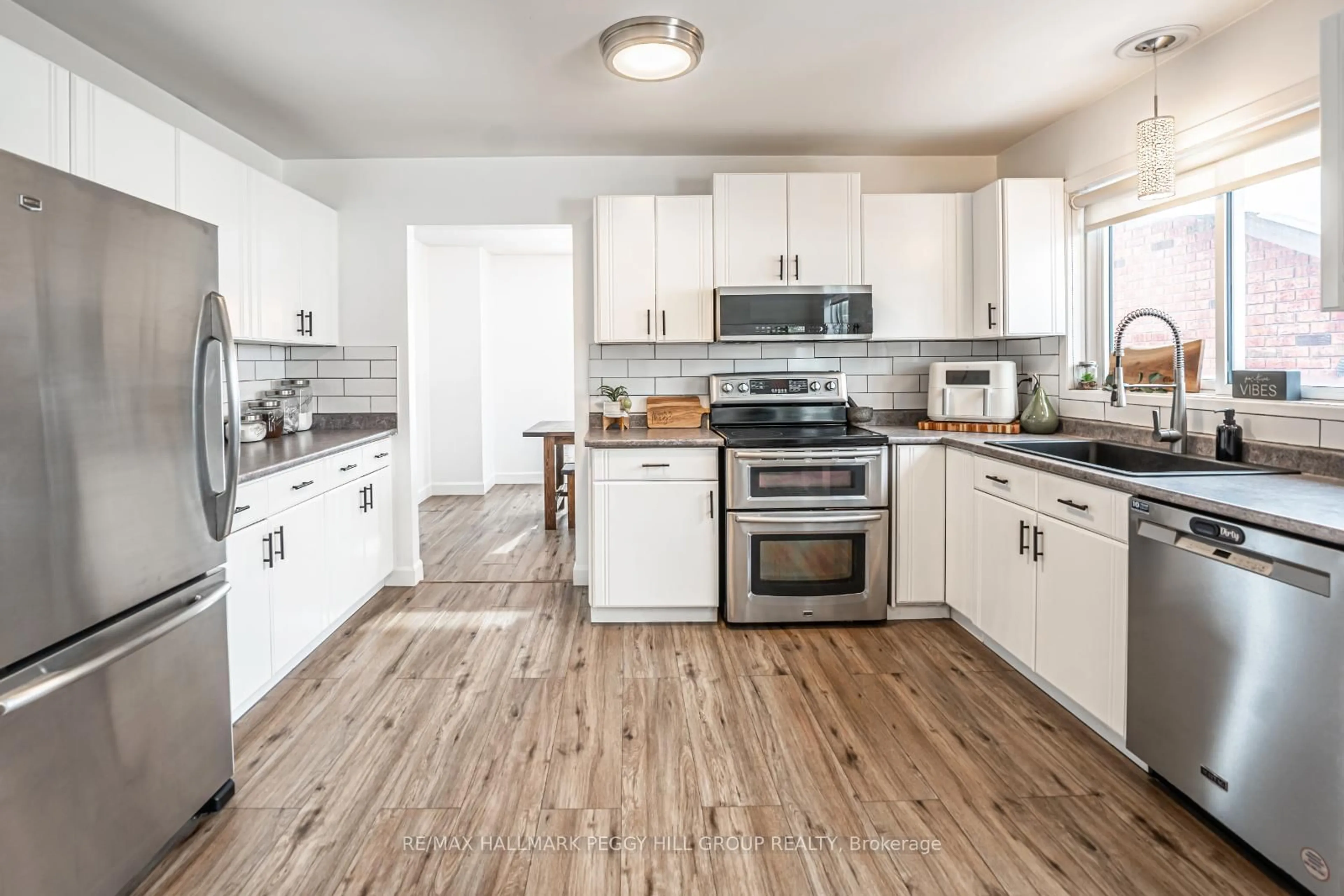 Open concept kitchen, unknown for 7 Bay Crt, Penetanguishene Ontario L9M 1E1