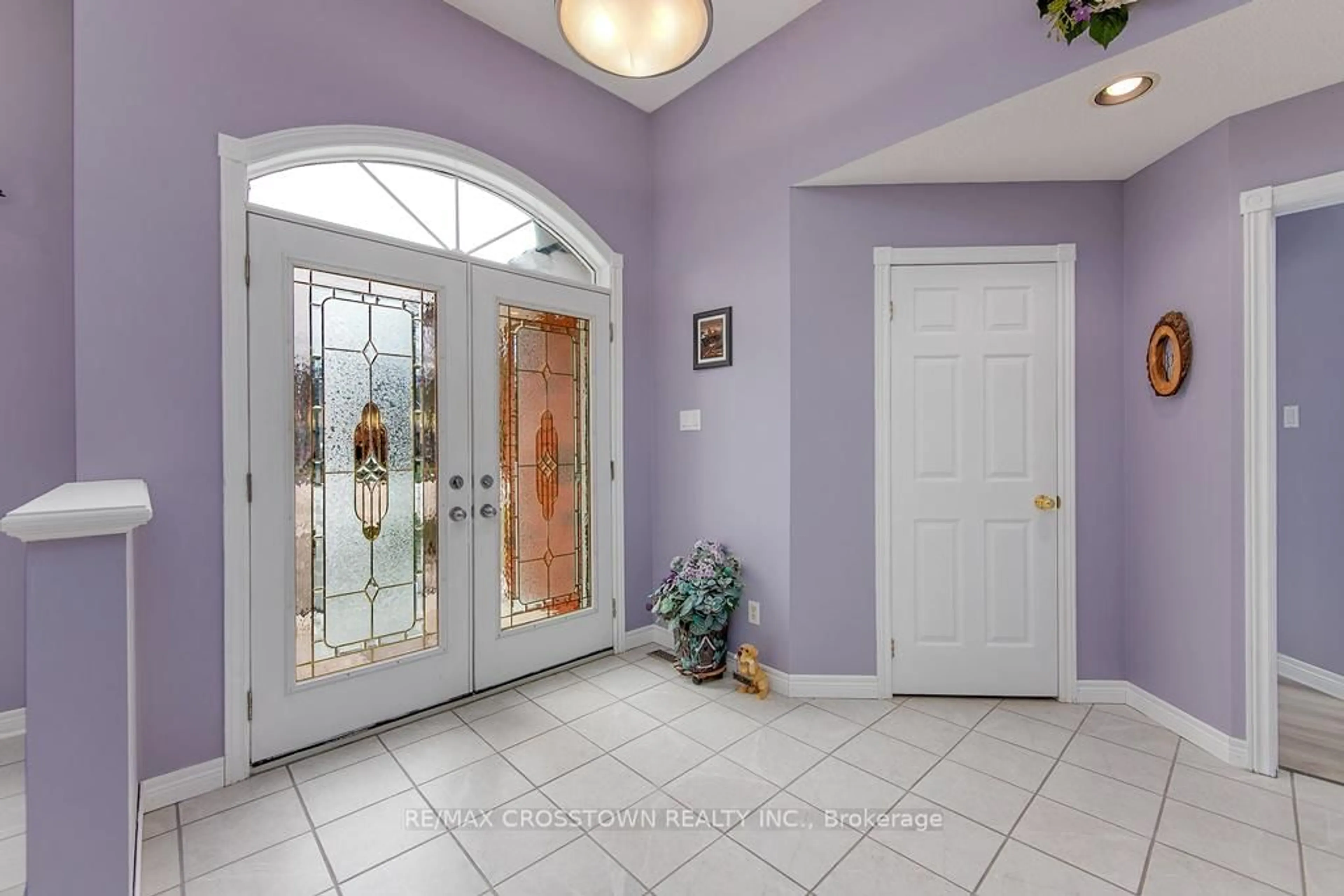 Indoor entryway for 10 Birchmount Circ, Wasaga Beach Ontario L9Z 1H8
