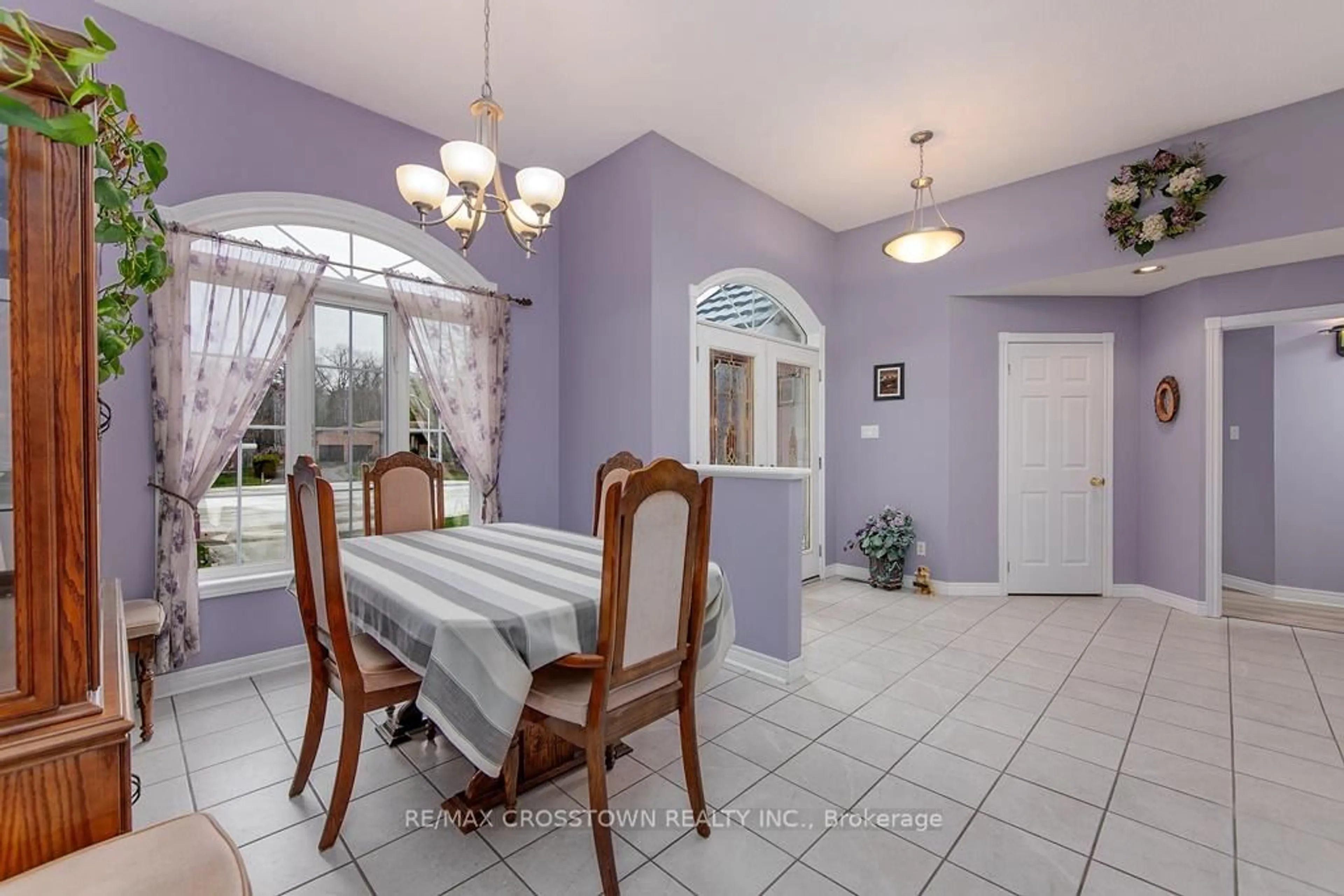 Dining room, ceramic/tile floor for 10 Birchmount Circ, Wasaga Beach Ontario L9Z 1H8