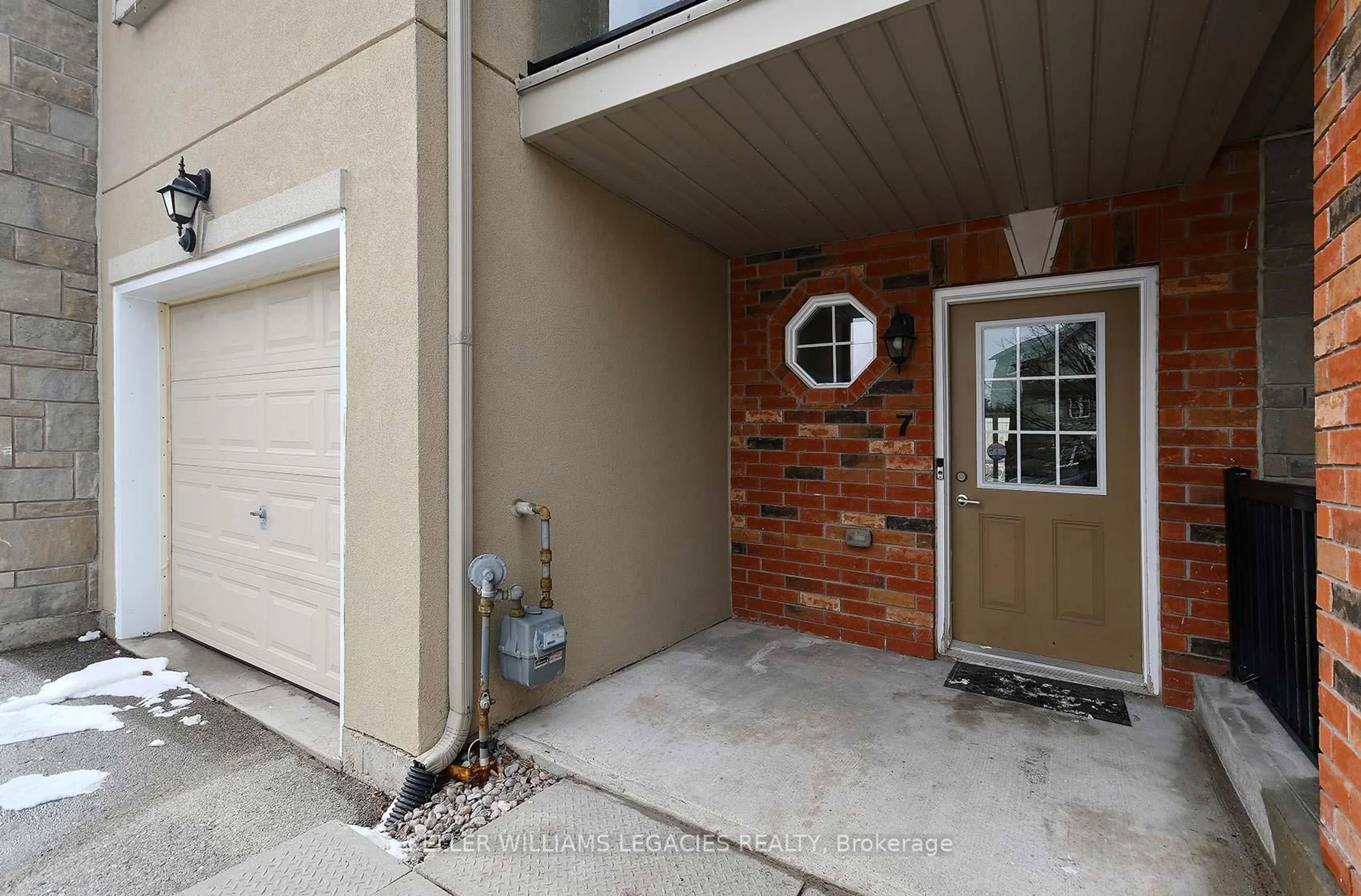 Indoor entryway for 57 FERNDALE Dr #7, Barrie Ontario L4N 5T6