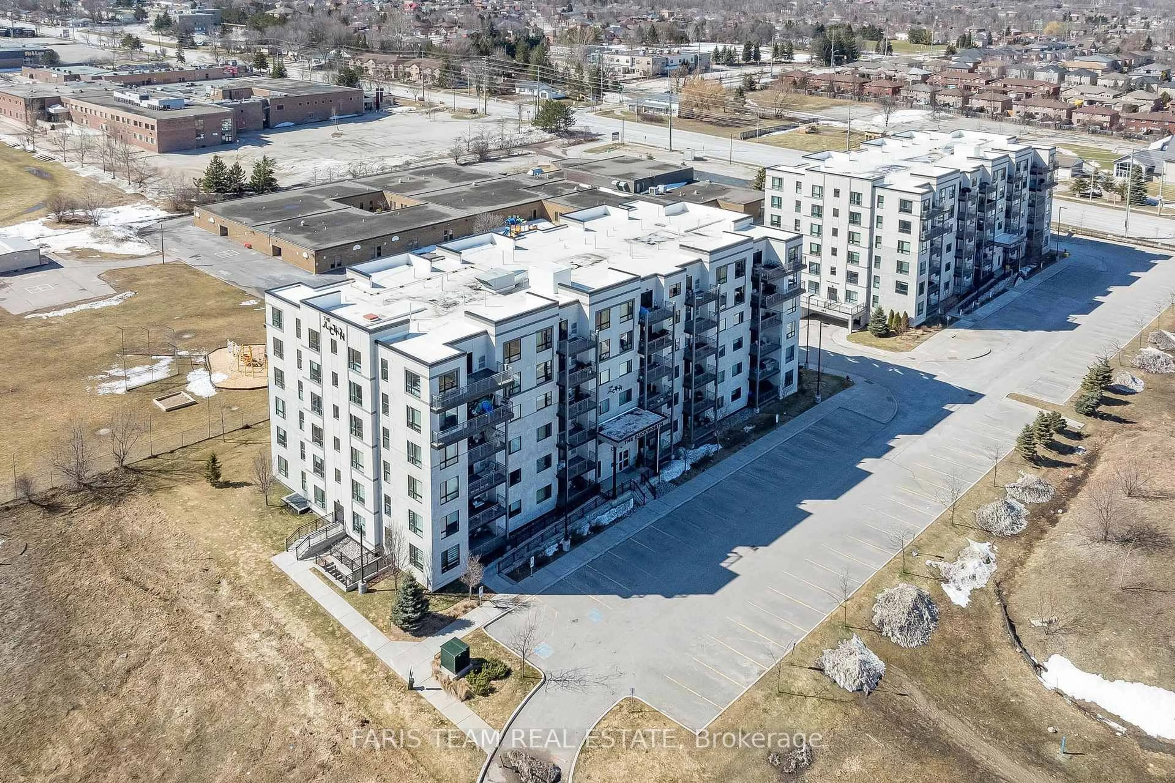 A pic from outside/outdoor area/front of a property/back of a property/a pic from drone, building for 299 Cundles Rd #206, Barrie Ontario L4M 0K9