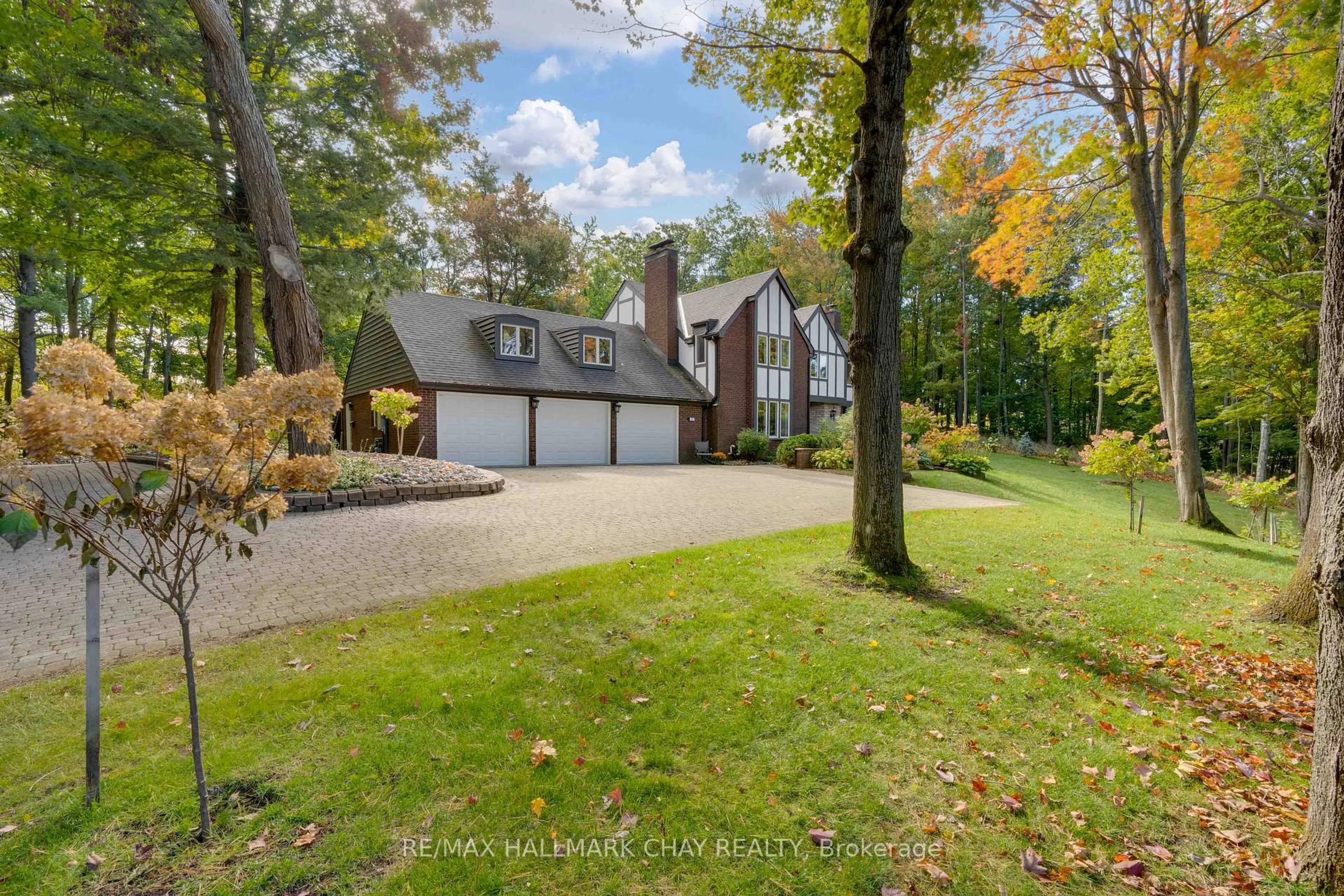A pic from outside/outdoor area/front of a property/back of a property/a pic from drone, unknown for 11 Park Tr, Springwater Ontario L9X 0L3