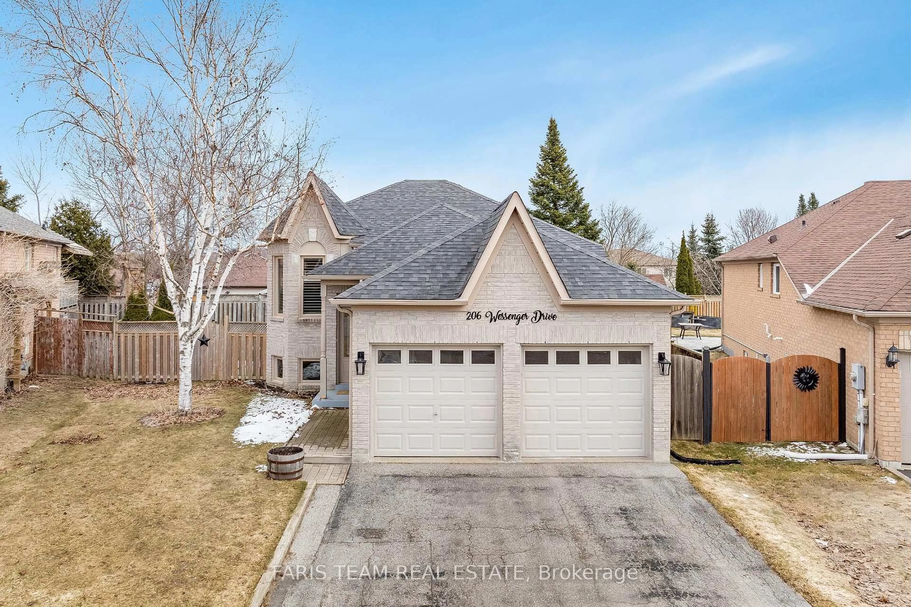 A pic from outside/outdoor area/front of a property/back of a property/a pic from drone, street for 206 Wessenger Dr, Barrie Ontario L4N 8N9