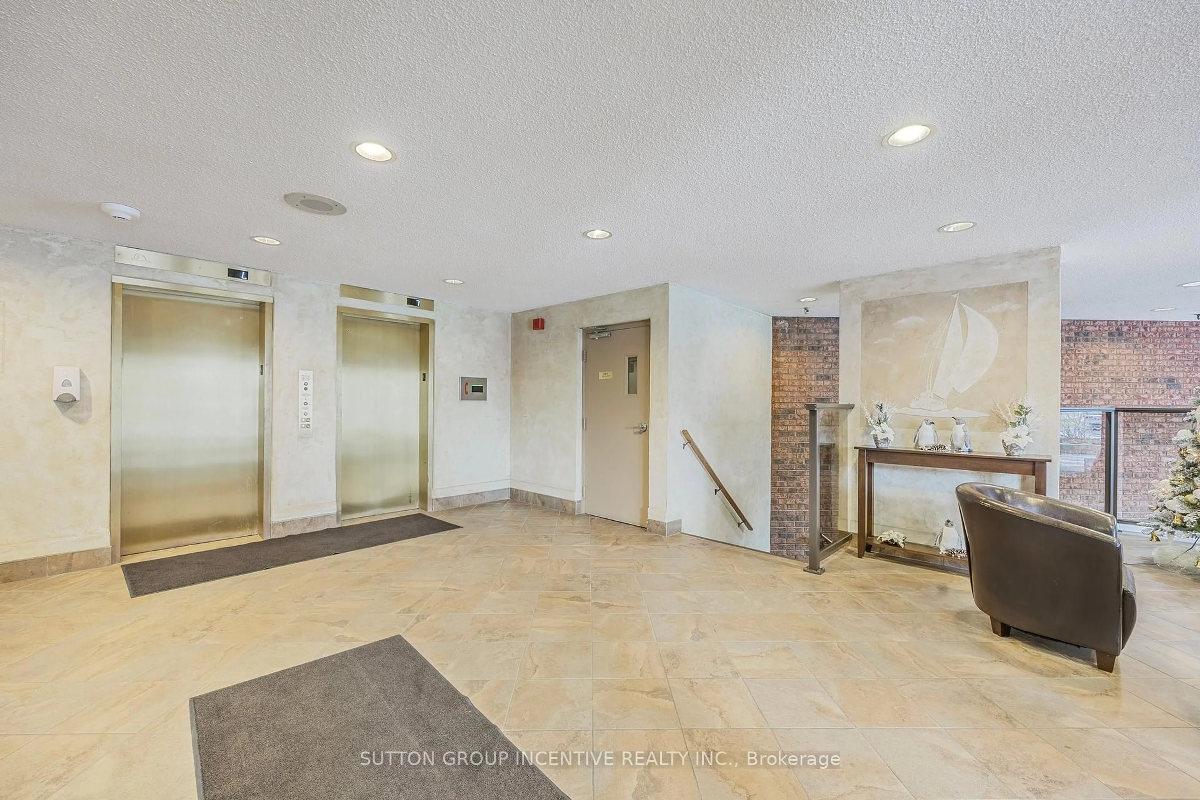 Indoor foyer for 181 Collier St #104, Barrie Ontario L4M 5L6