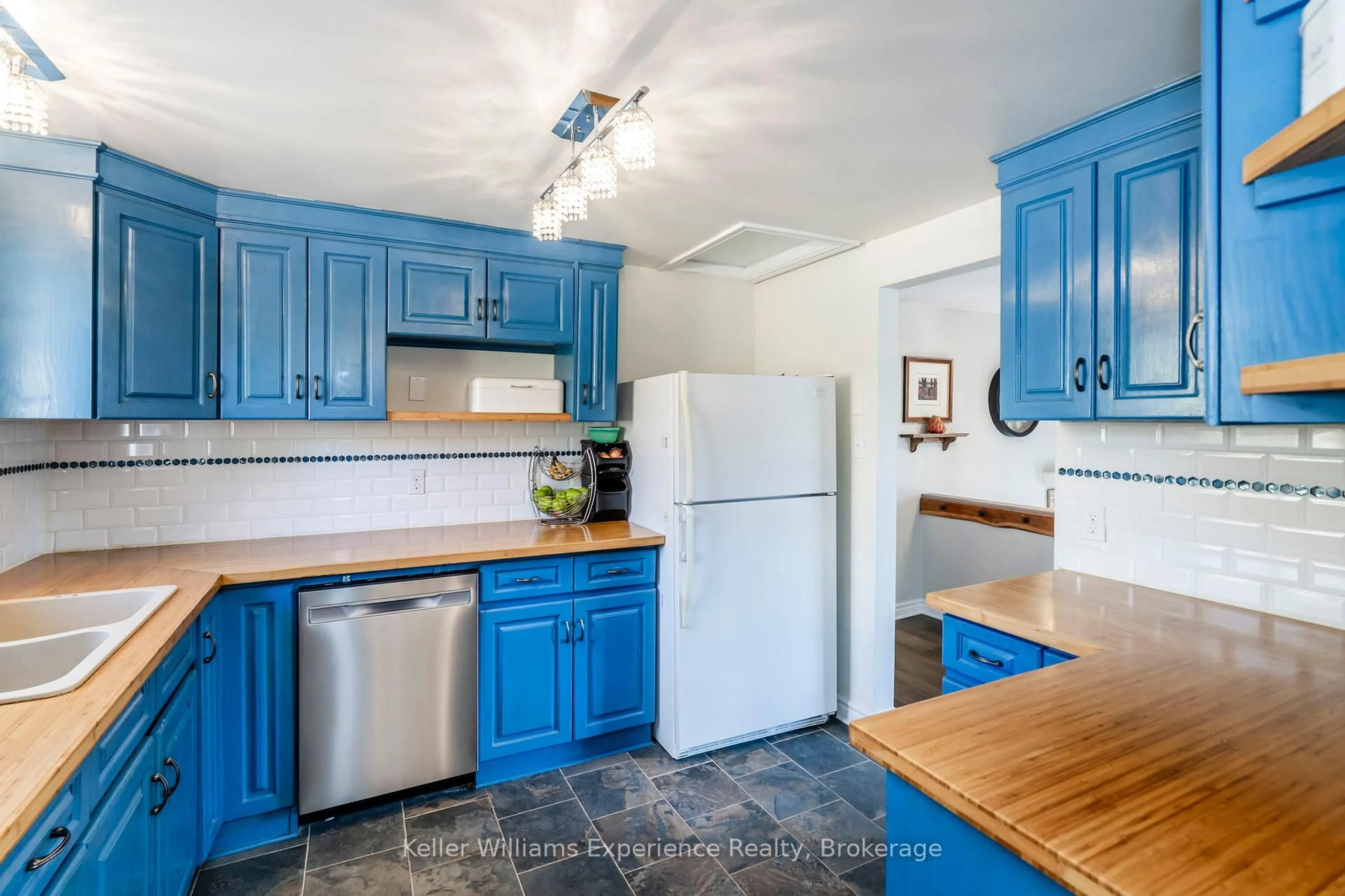 Standard kitchen, ceramic/tile floor for 268 Galloway Blvd, Midland Ontario L4R 5A2