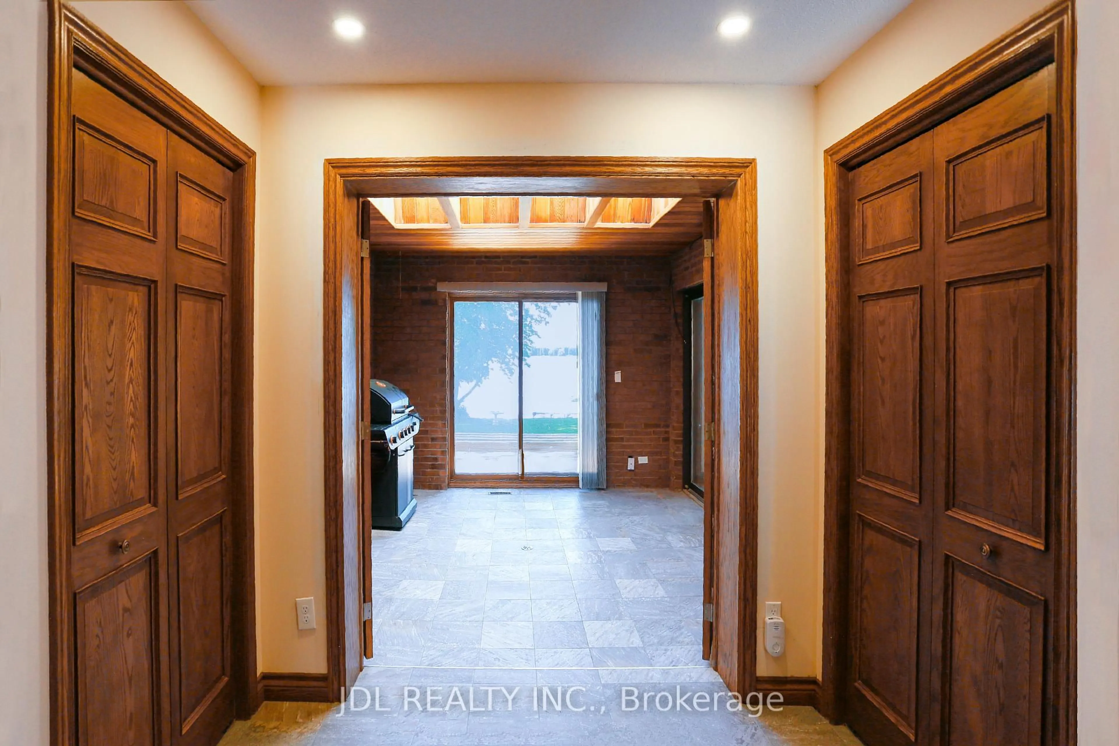 Indoor foyer for 16 Thicketwood Pl, Ramara Ontario L0K 1B0