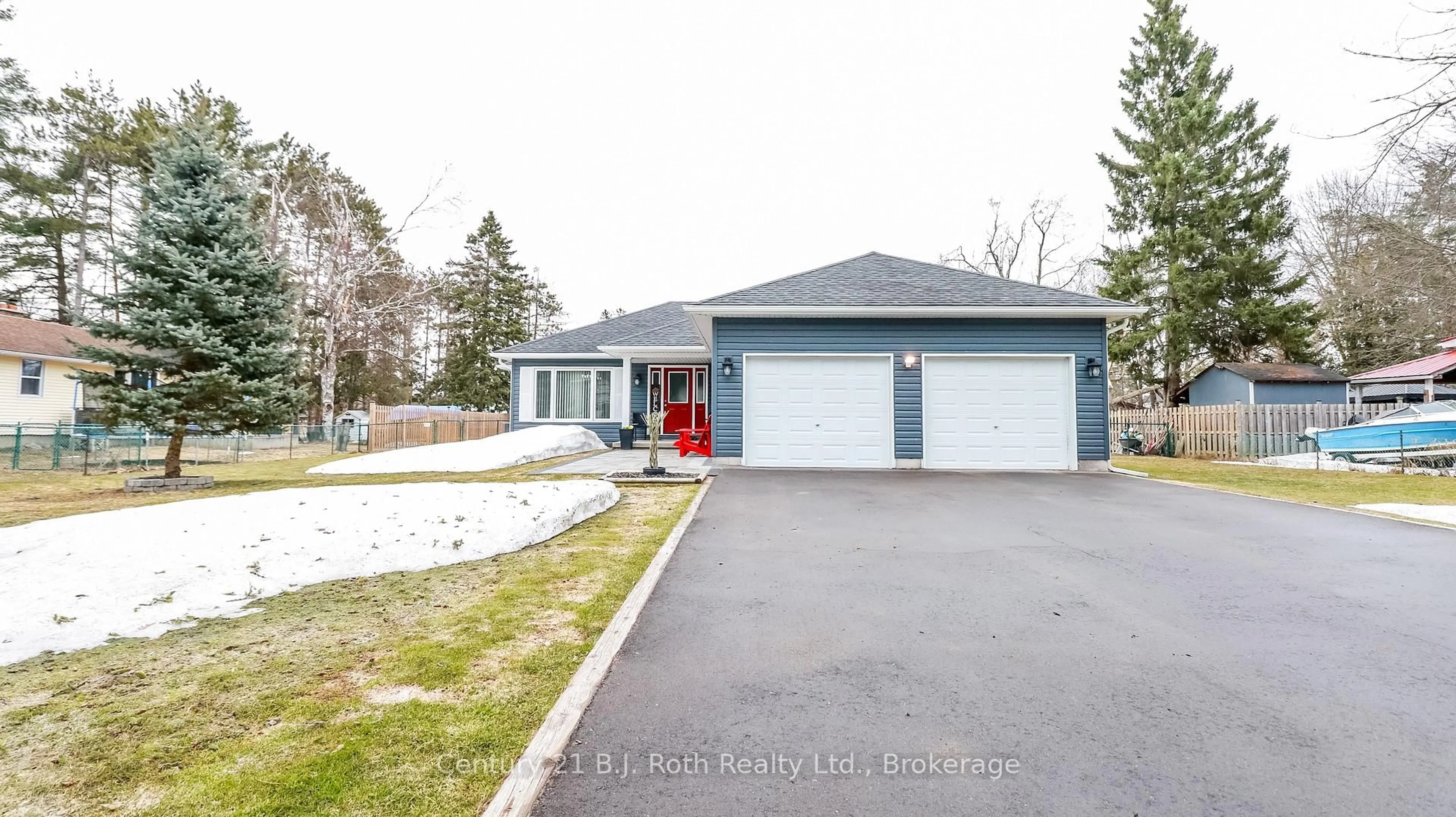 A pic from outside/outdoor area/front of a property/back of a property/a pic from drone, street for 3031 Second St, Severn Ontario L3V 7A8