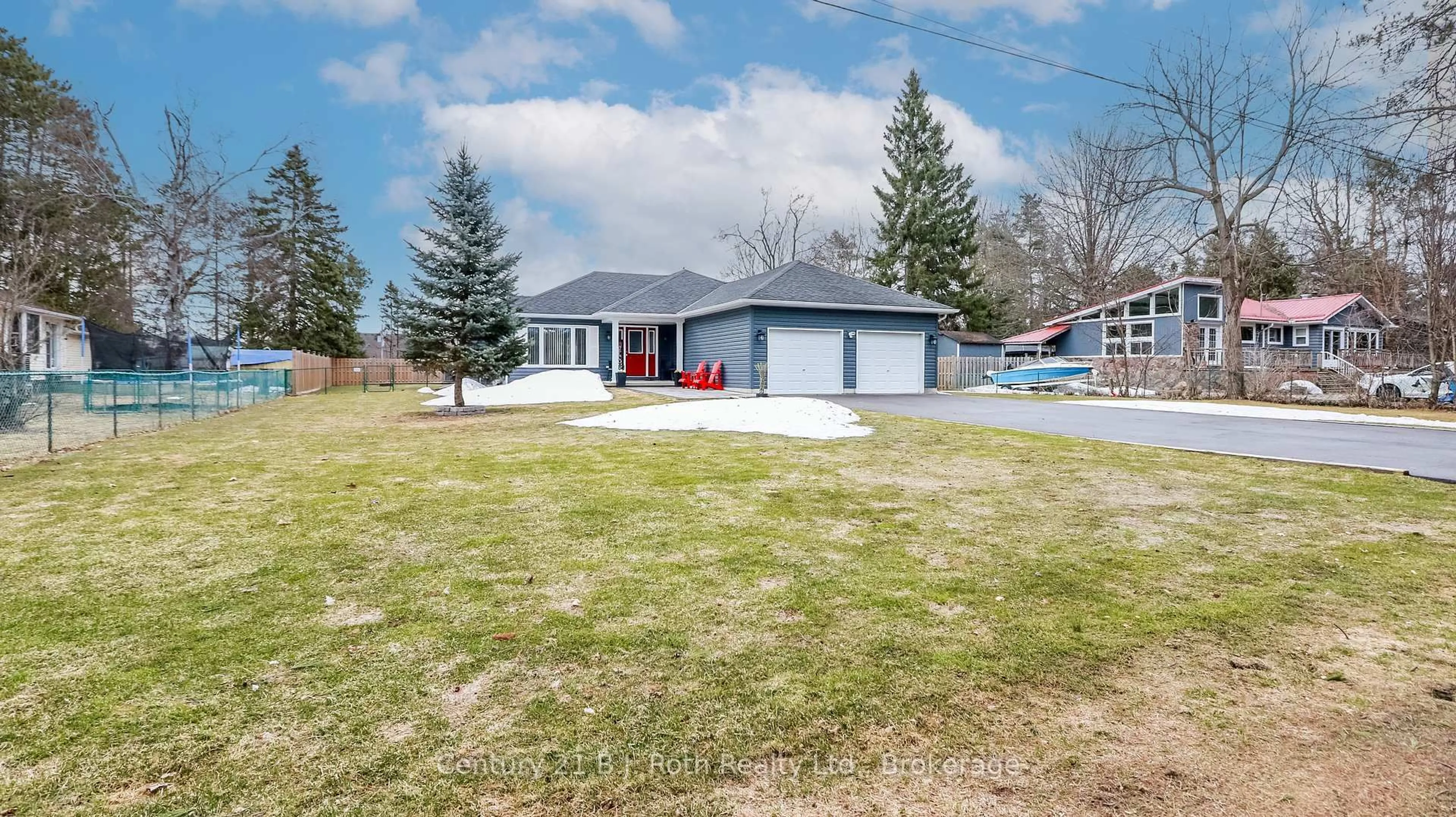 A pic from outside/outdoor area/front of a property/back of a property/a pic from drone, unknown for 3031 Second St, Severn Ontario L3V 7A8