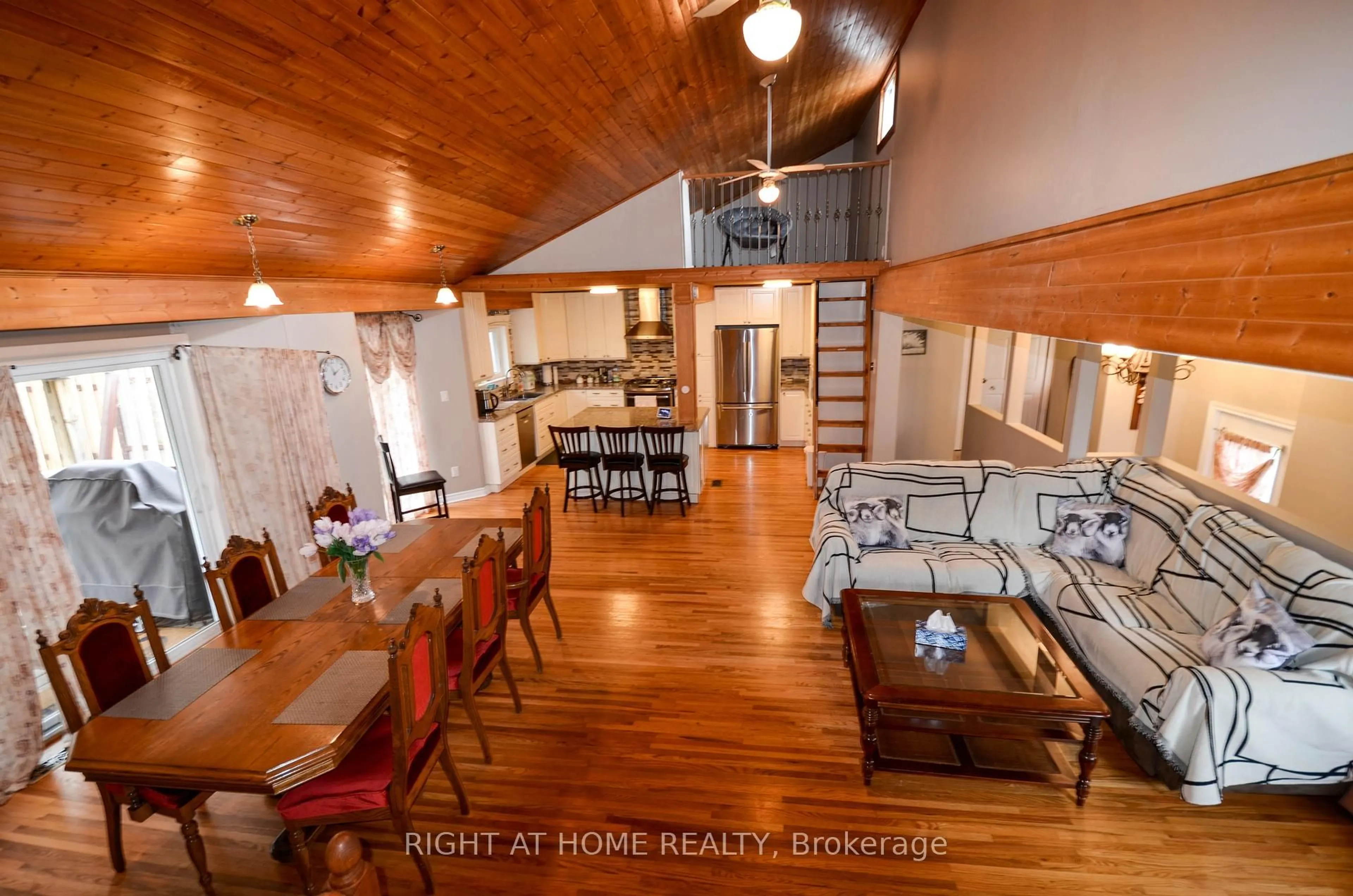 Open concept kitchen, wood/laminate floor for 49 WINFIELD Dr, Tay Ontario L0K 2A0
