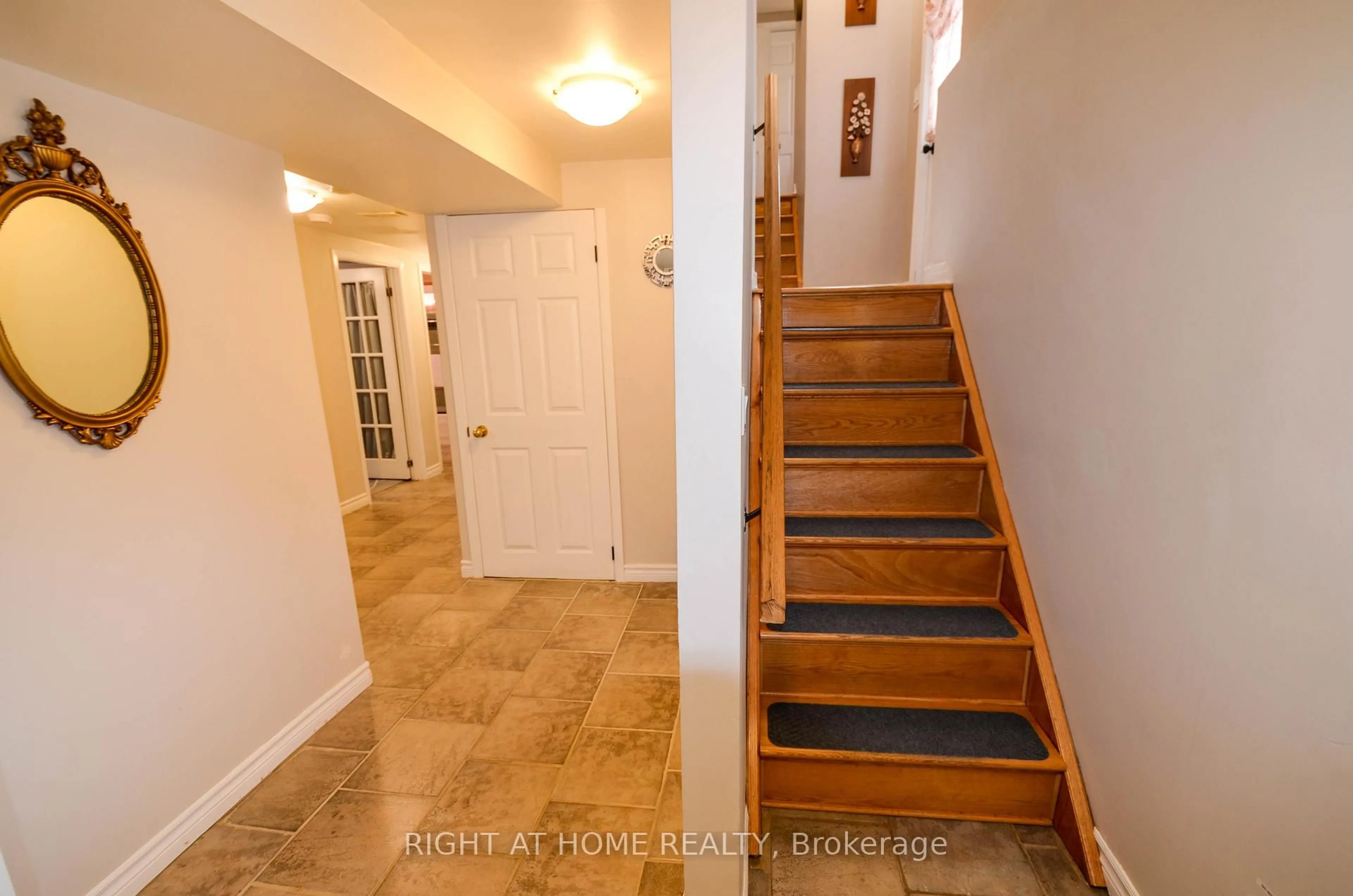Indoor entryway for 49 WINFIELD Dr, Tay Ontario L0K 2A0