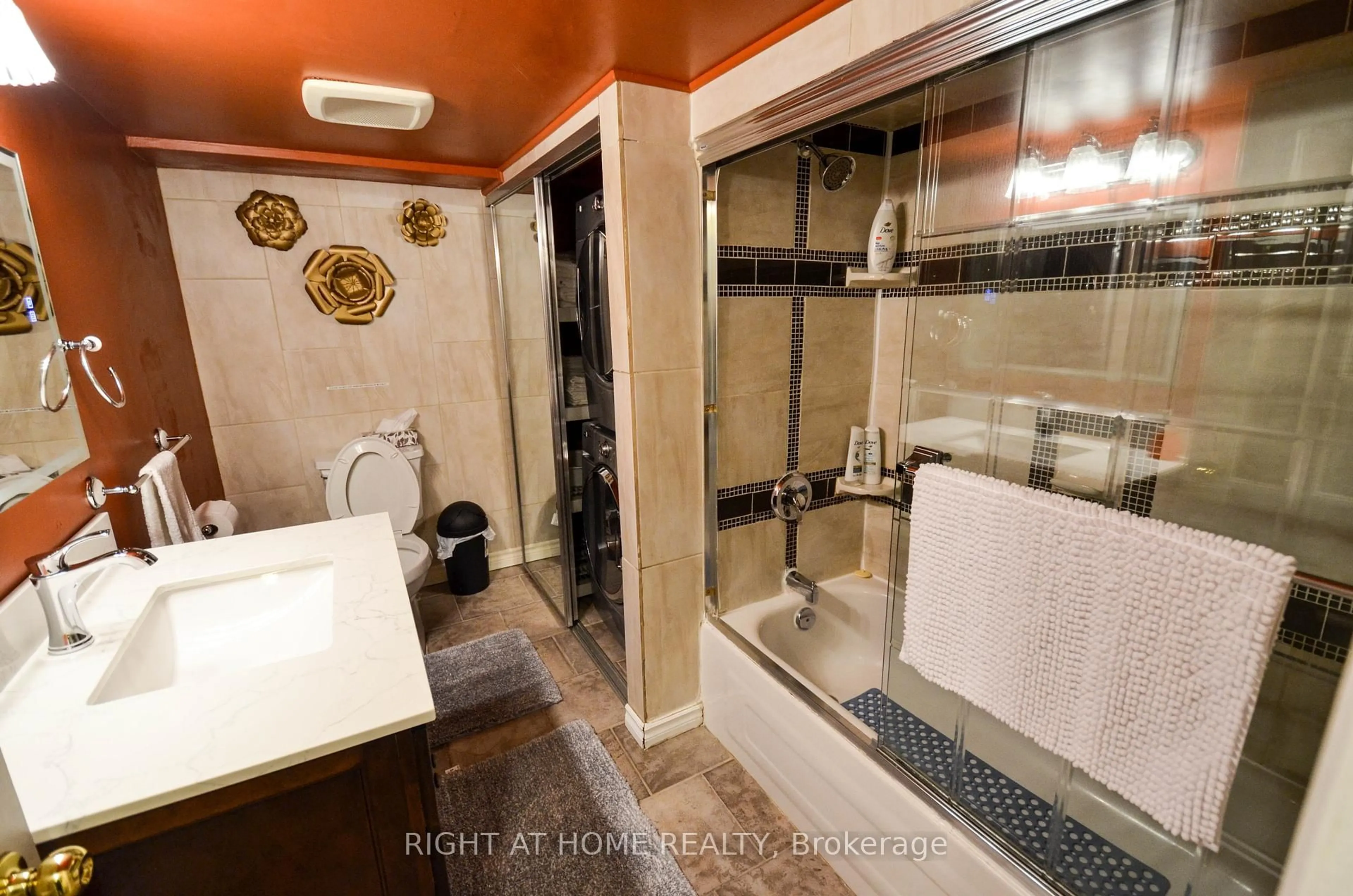 Standard bathroom, ceramic/tile floor for 49 WINFIELD Dr, Tay Ontario L0K 2A0