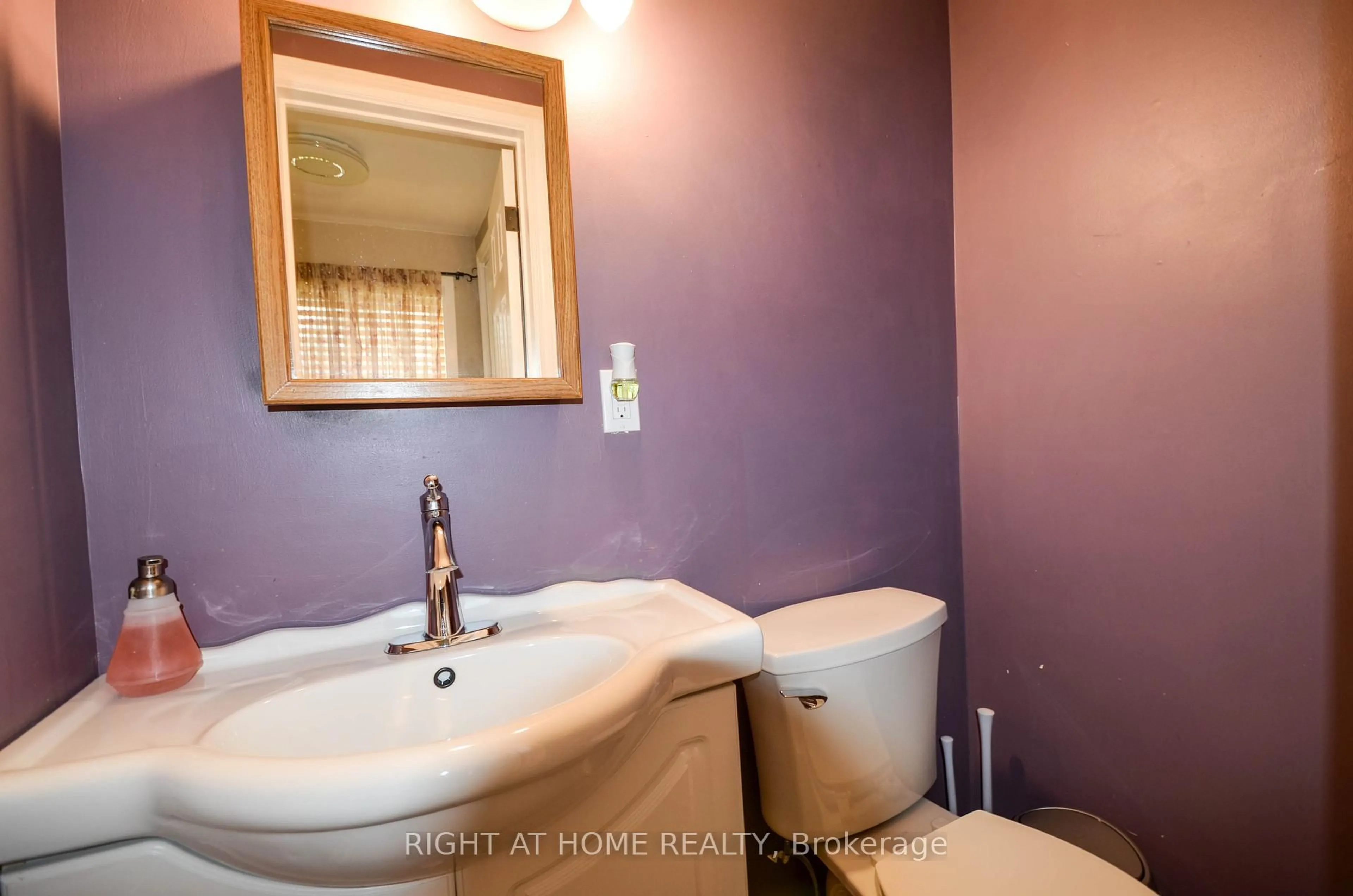 Standard bathroom, ceramic/tile floor for 49 WINFIELD Dr, Tay Ontario L0K 2A0