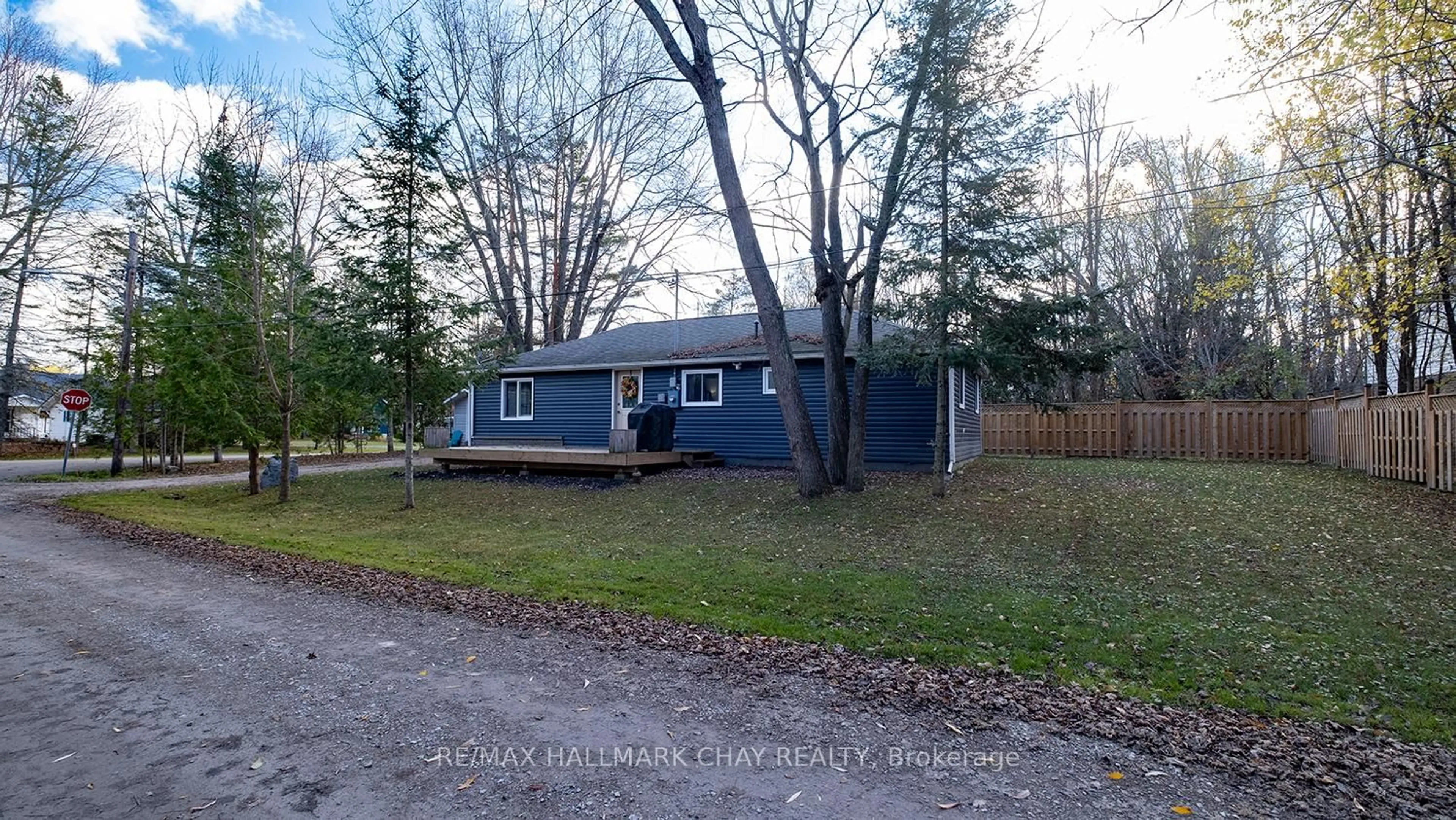 A pic from outside/outdoor area/front of a property/back of a property/a pic from drone, street for 30 Hearthstone Dr, Tay Ontario L0K 2C0