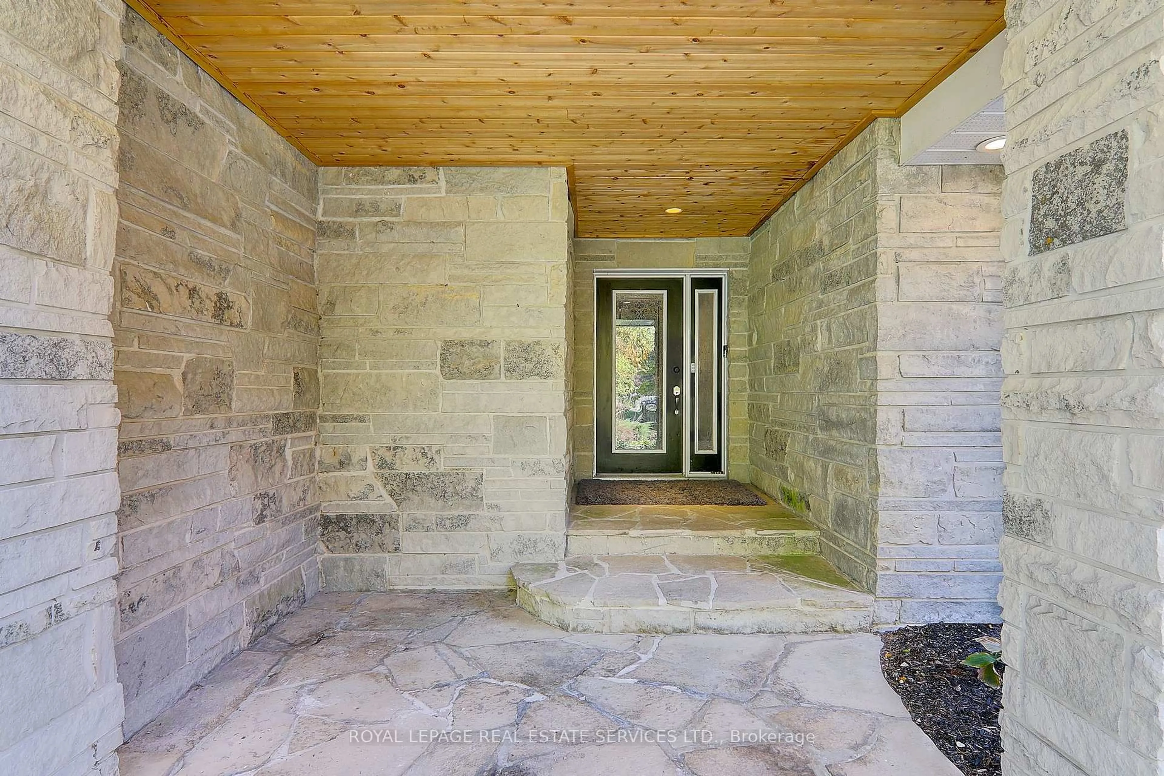 Indoor entryway for 52 Innisbrook Dr, Wasaga Beach Ontario L9Z 1G3