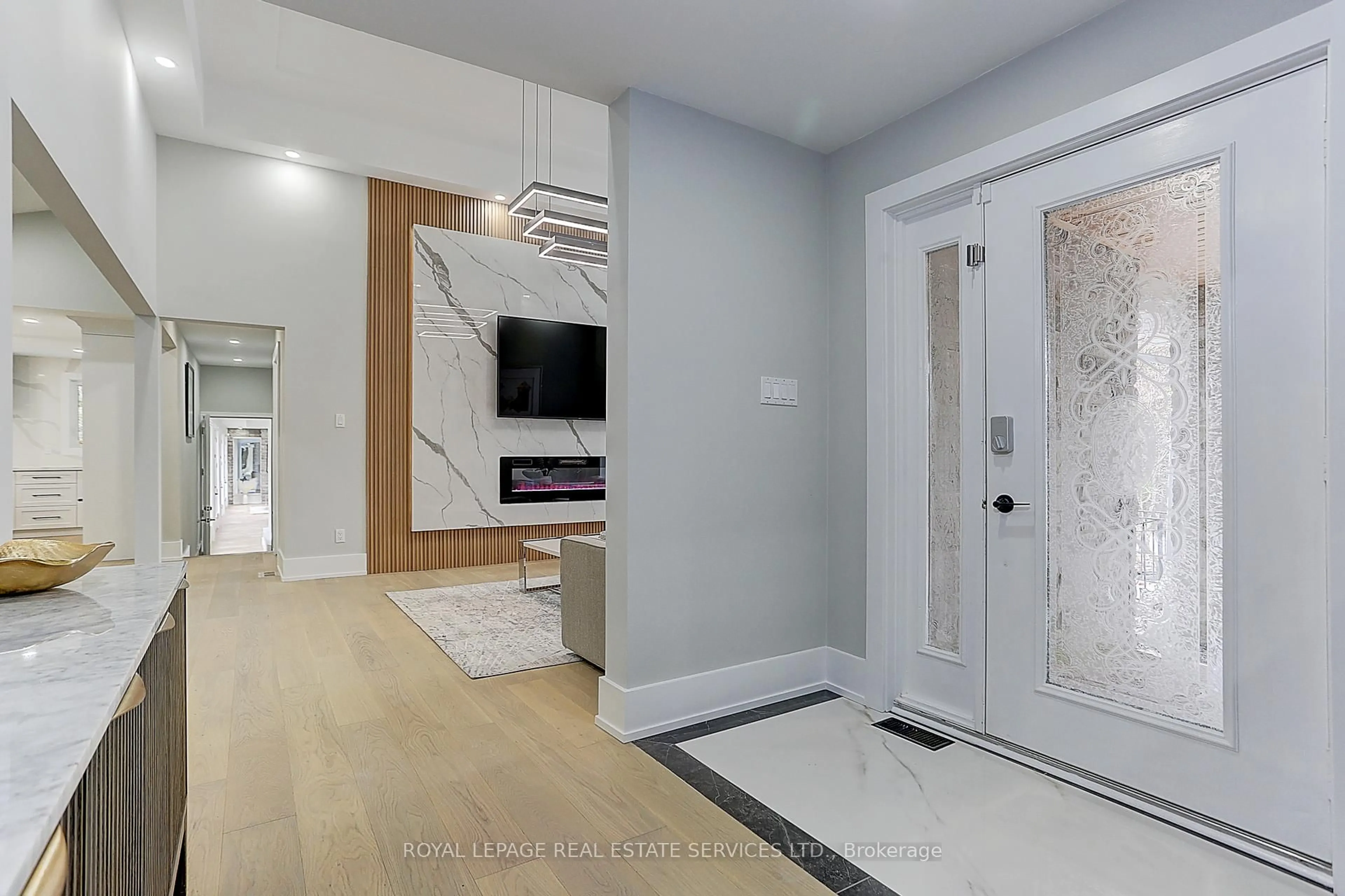 Indoor entryway for 52 Innisbrook Dr, Wasaga Beach Ontario L9Z 1G3