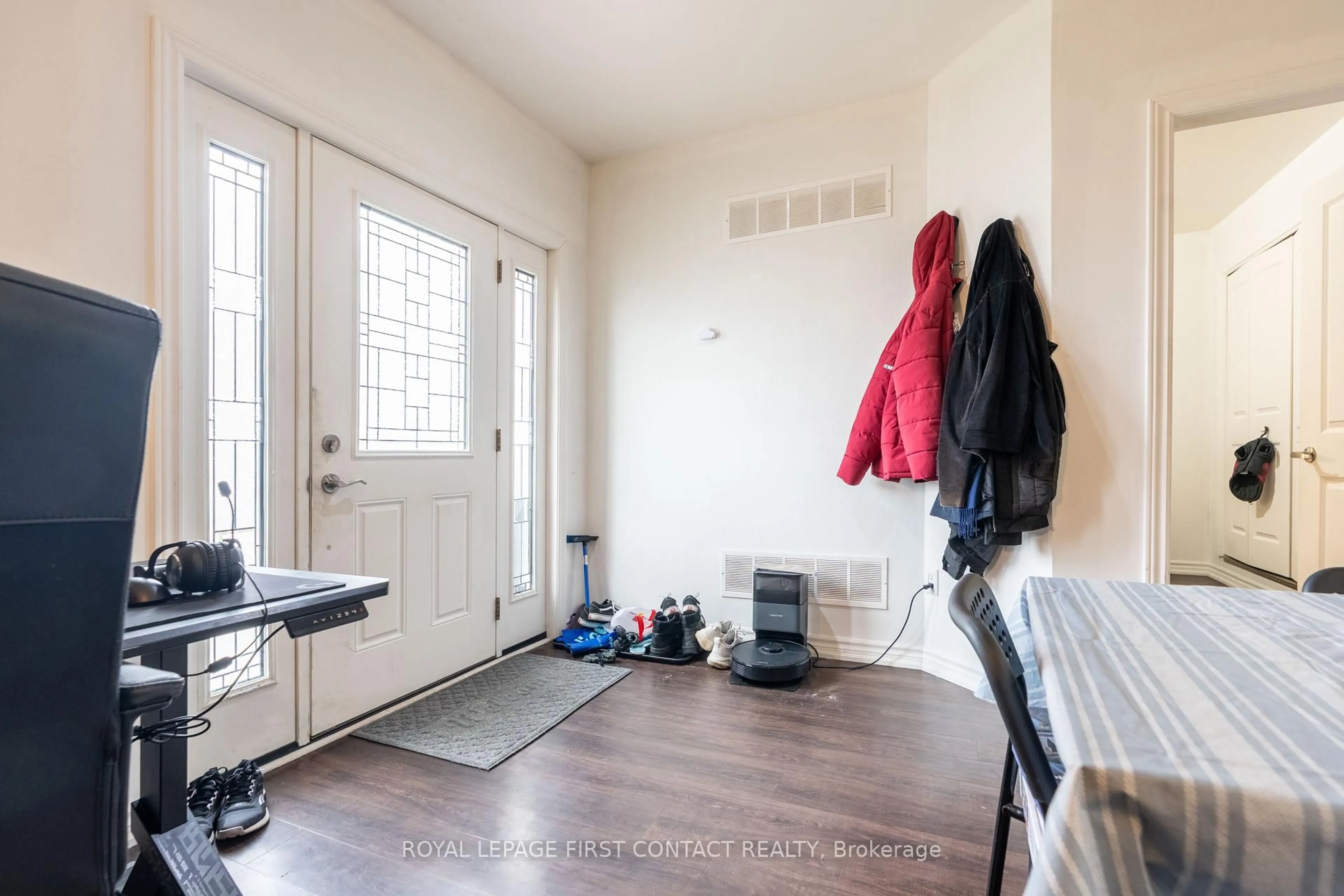 Indoor entryway for 180 Blake St, Barrie Ontario L4M 1K3