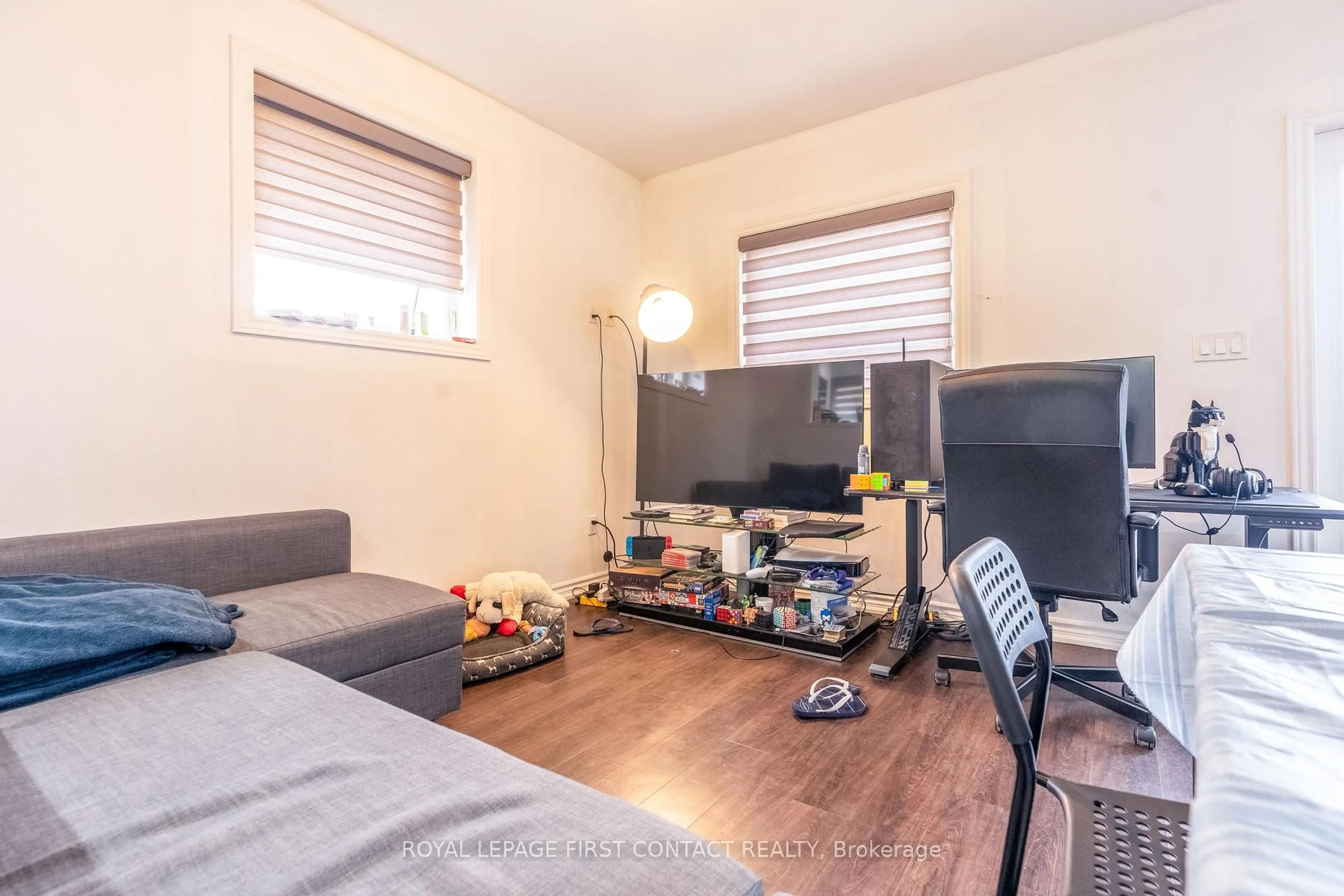 Living room with furniture, wood/laminate floor for 180 Blake St, Barrie Ontario L4M 1K3