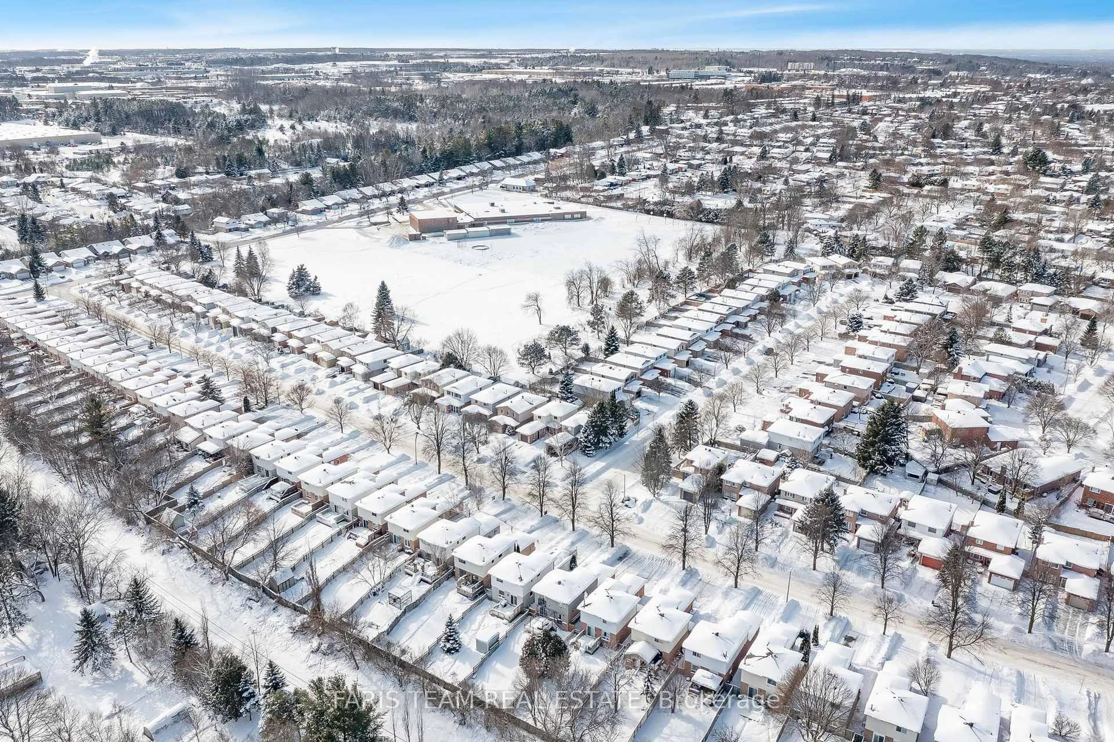 A pic from outside/outdoor area/front of a property/back of a property/a pic from drone, street for 76 Garden Dr, Barrie Ontario L4N 5K2