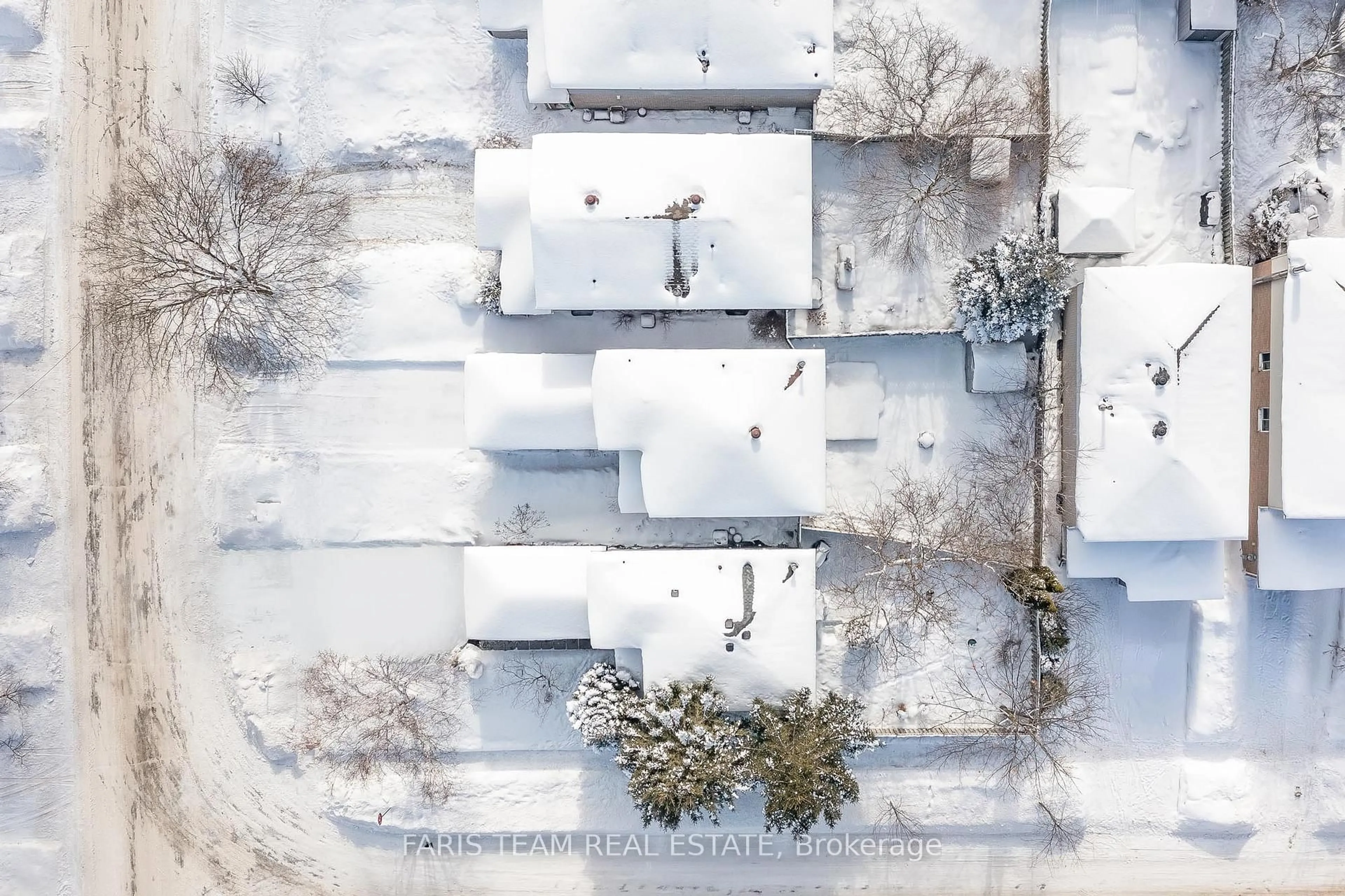 A pic from outside/outdoor area/front of a property/back of a property/a pic from drone, building for 76 Garden Dr, Barrie Ontario L4N 5K2