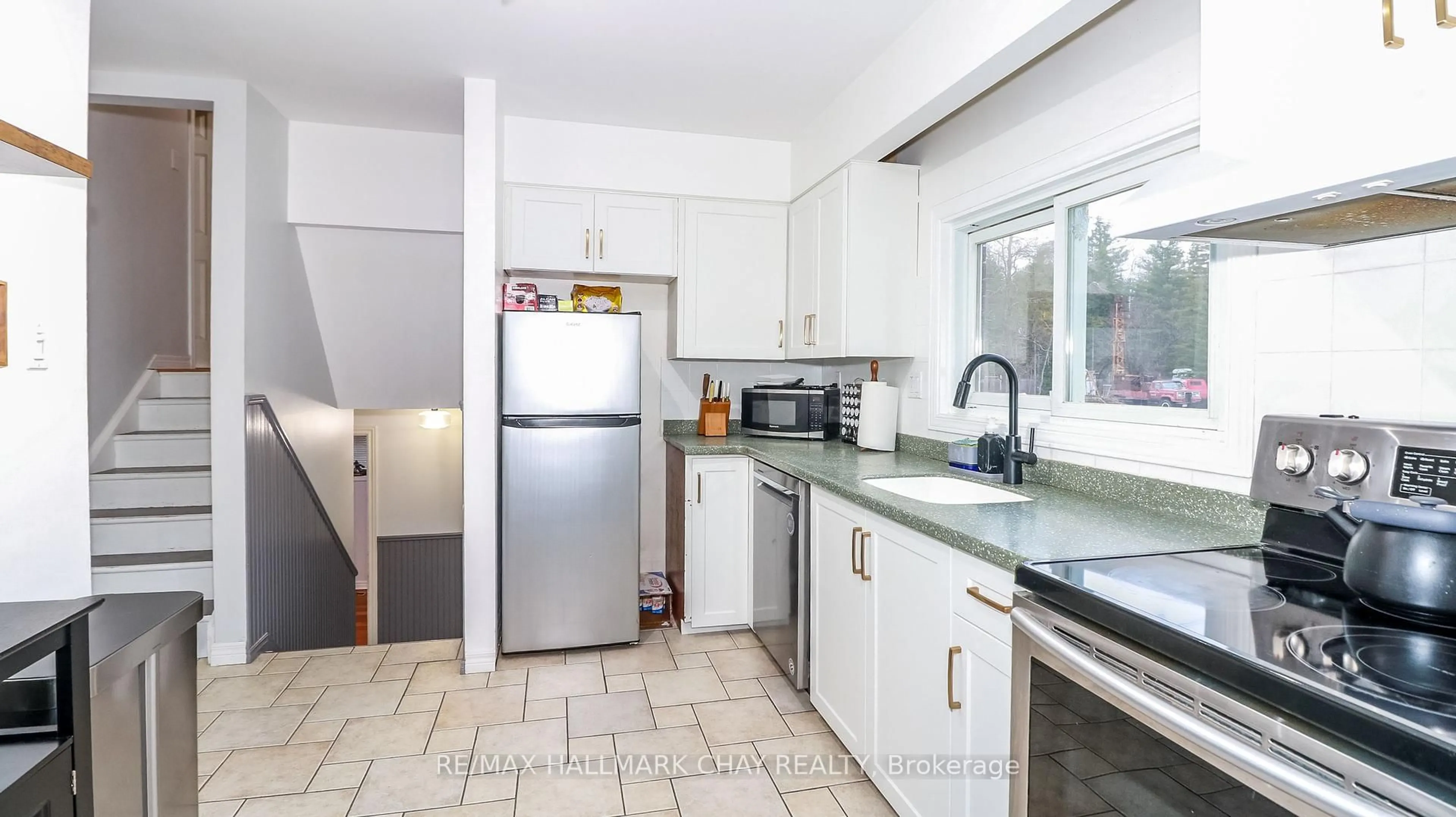 Standard kitchen, ceramic/tile floor for 1587 Gill Rd, Springwater Ontario L9X 1M5