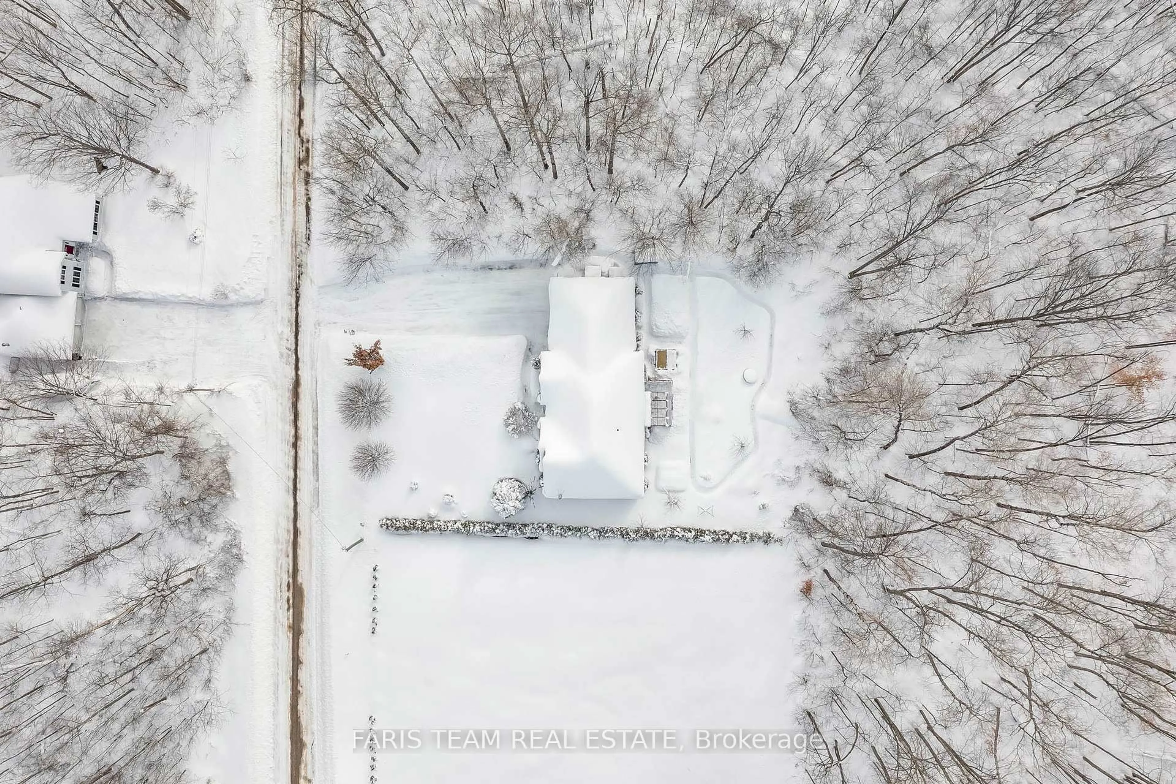 A pic from outside/outdoor area/front of a property/back of a property/a pic from drone, street for 80 Wozniak Rd, Penetanguishene Ontario L9M 1W5