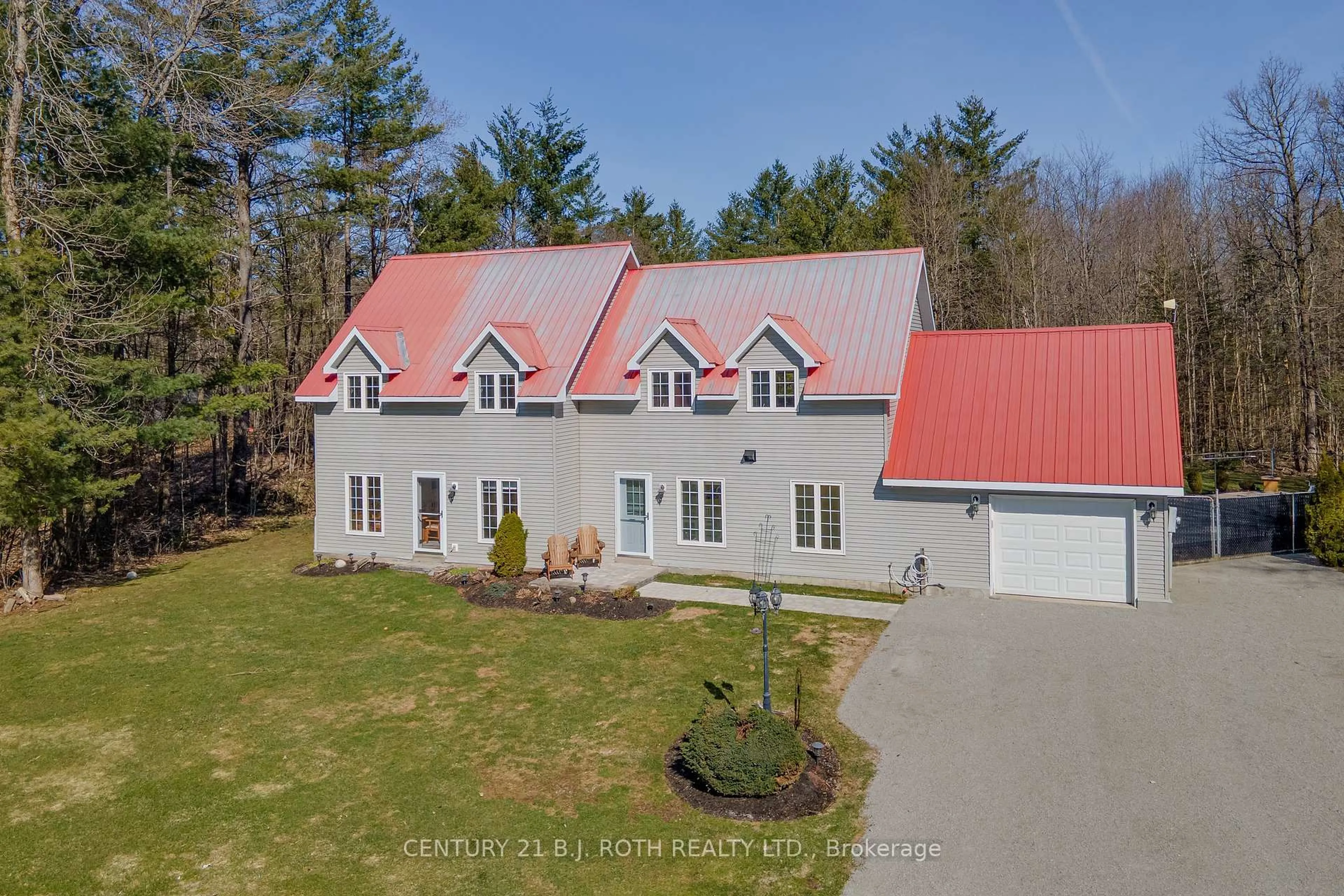A pic from outside/outdoor area/front of a property/back of a property/a pic from drone, building for 1572 Laughlin Falls Rd, Severn Ontario L0K 1E0