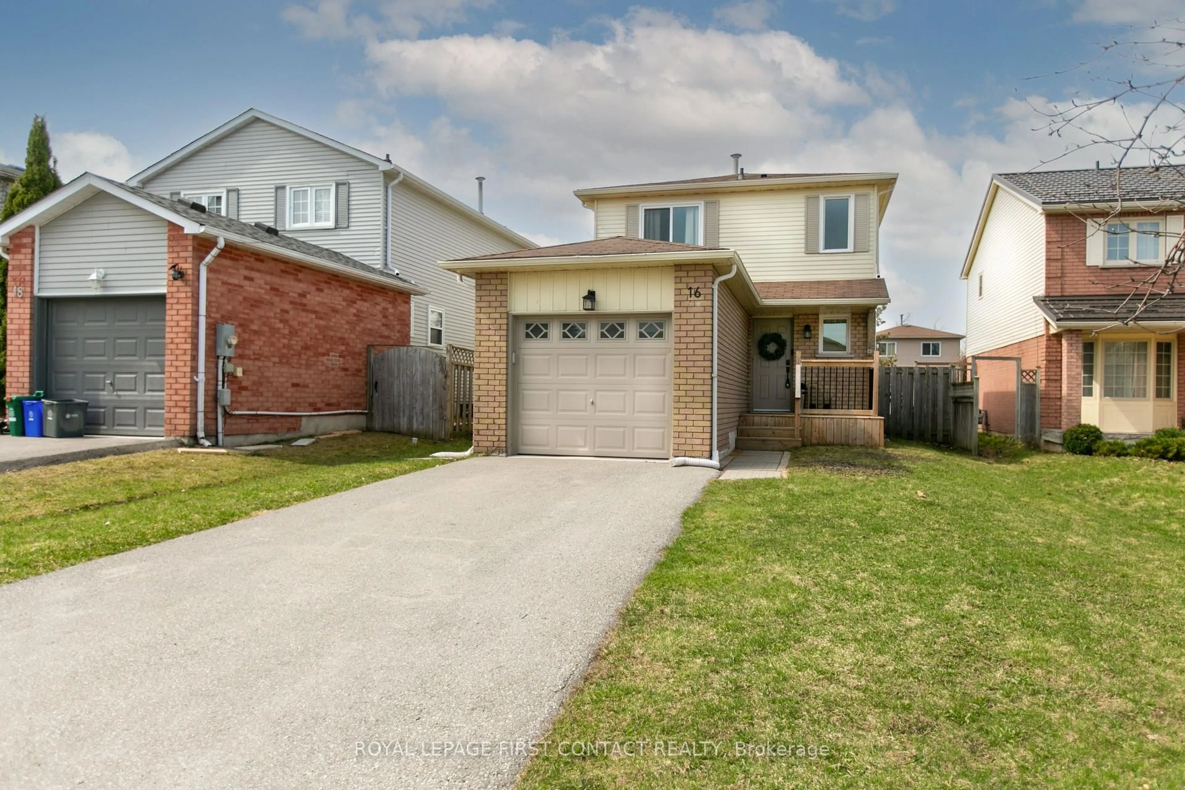 A pic from outside/outdoor area/front of a property/back of a property/a pic from drone, street for 16 Hadden Cres, Barrie Ontario L4M 6G6