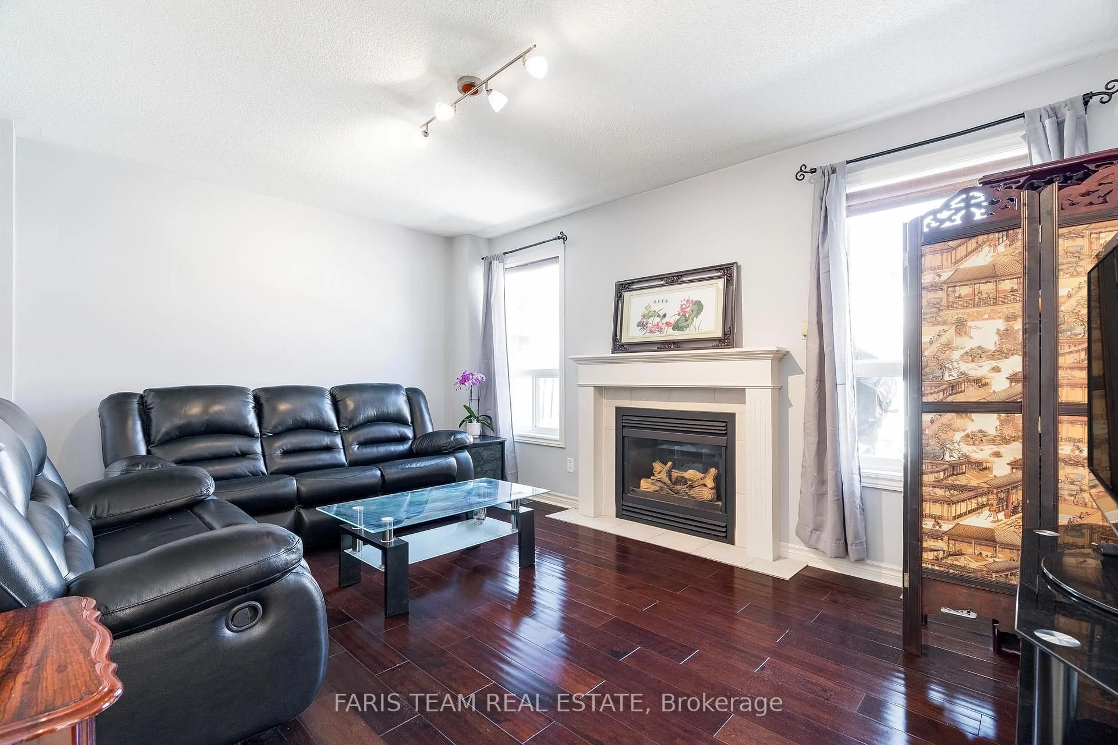 Living room with furniture, wood/laminate floor for 67 Kenwell Cres, Barrie Ontario L4N 0A3